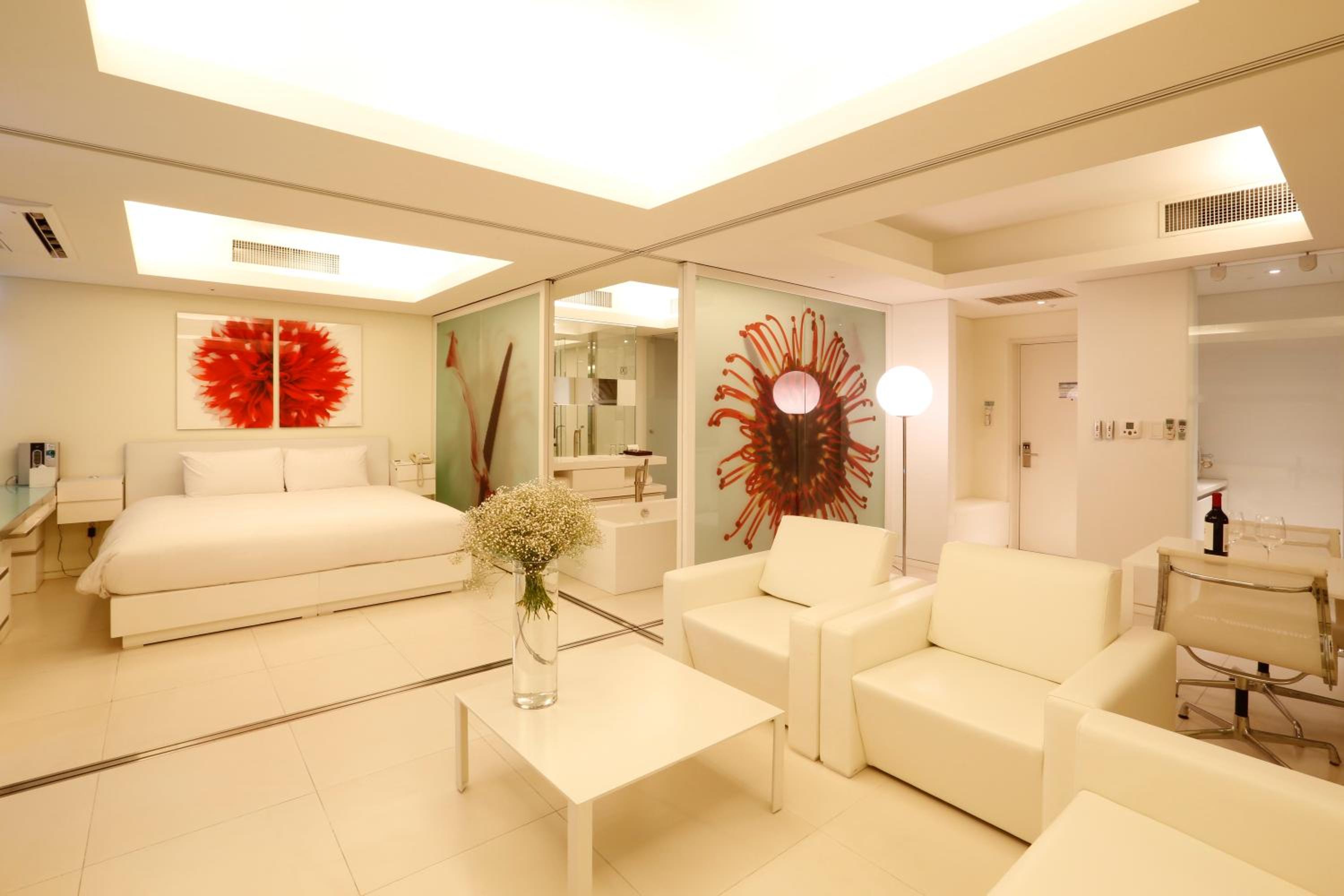 Residential Suite Room - Photo 1