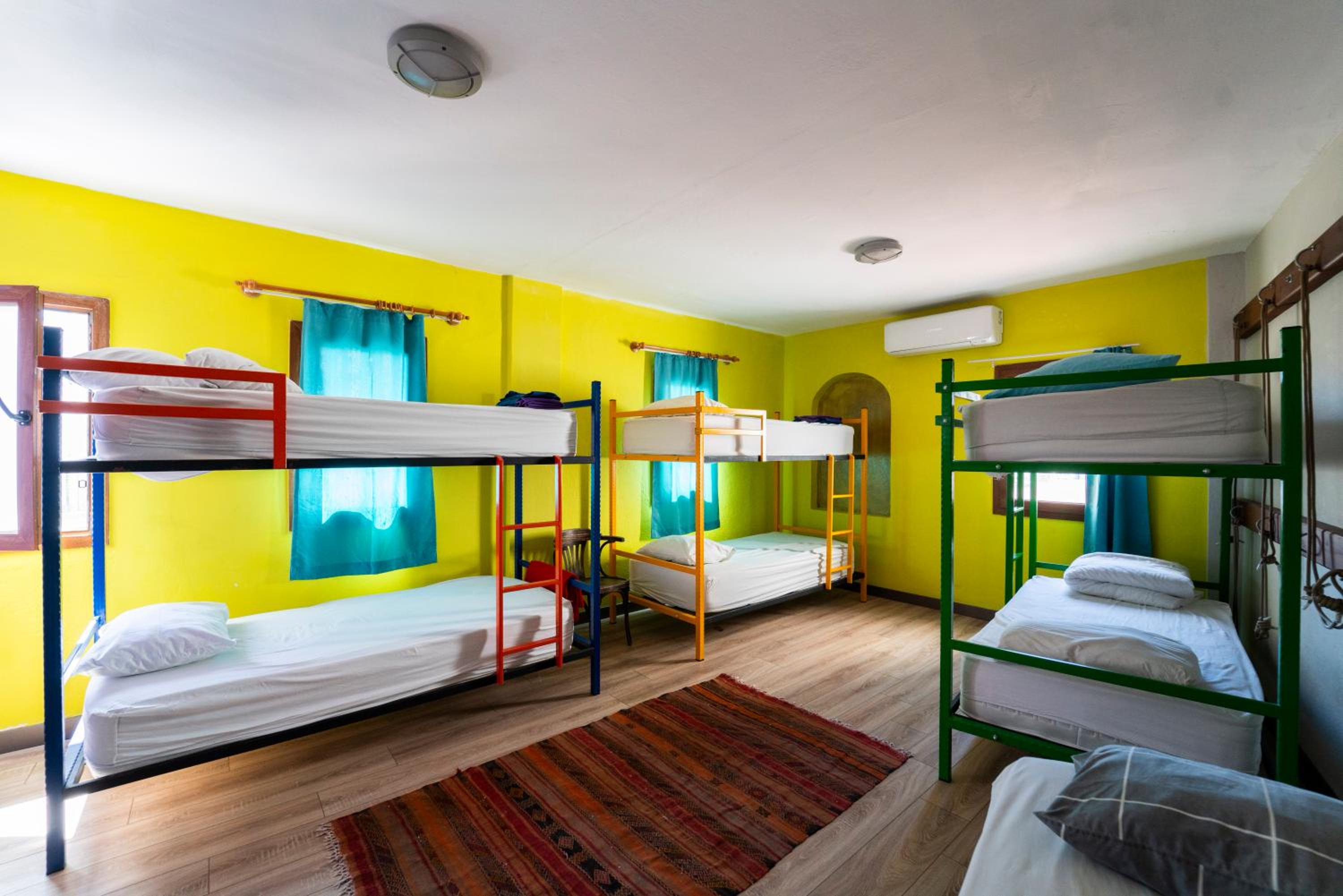 8-Bed Mixed Dormitory Room photo 3