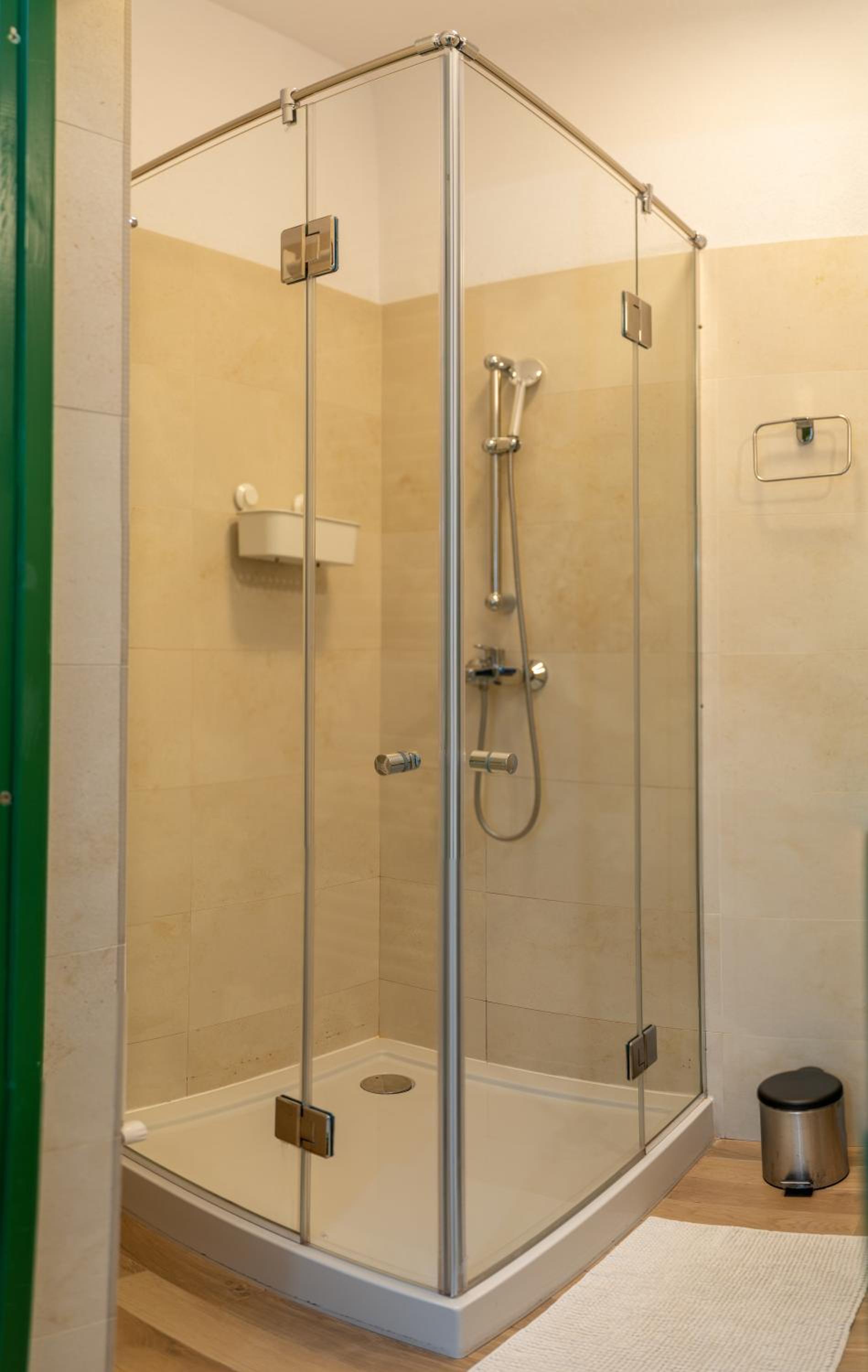 Apartment With Shared Bathroom photo 3