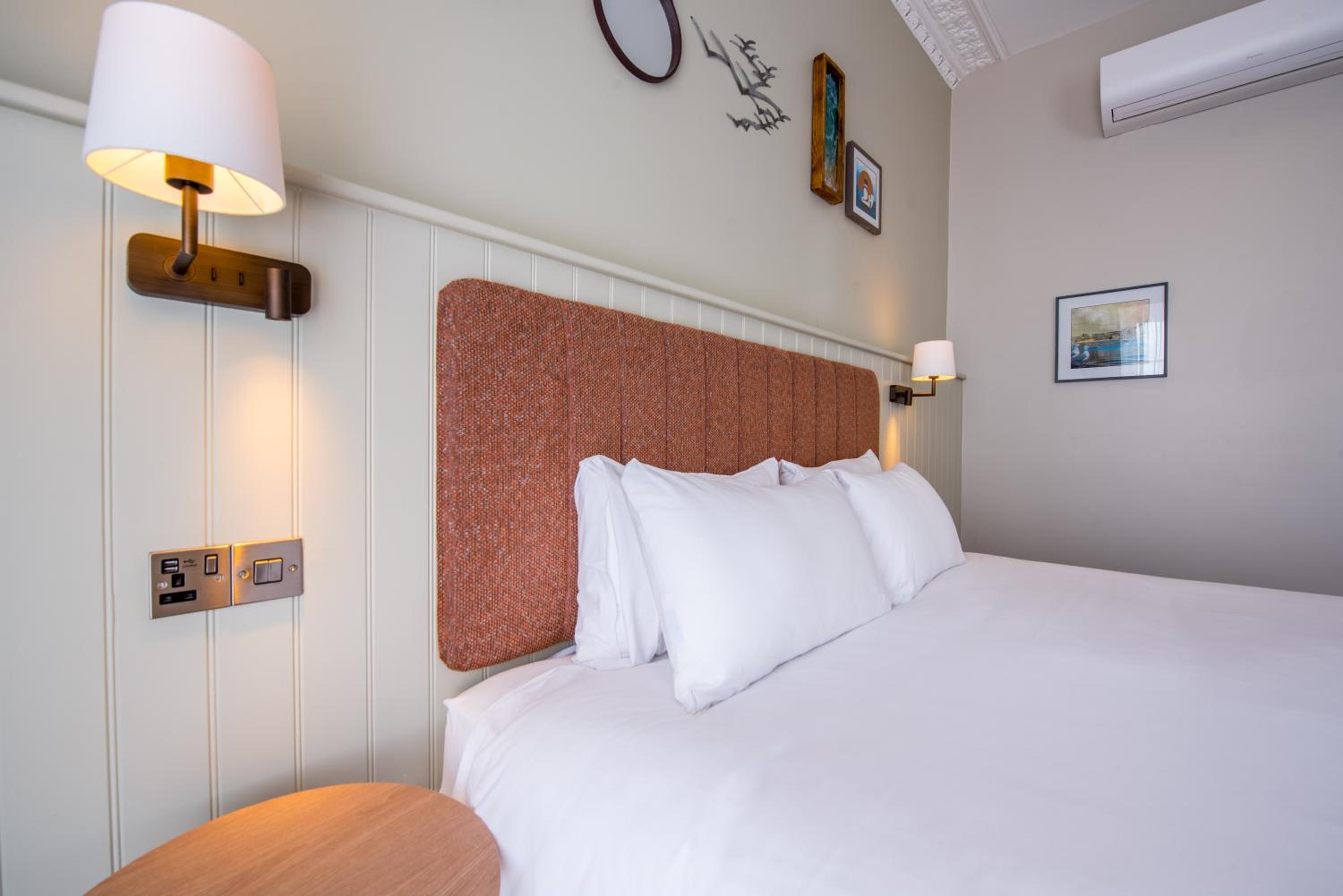 Queen Room photo 1