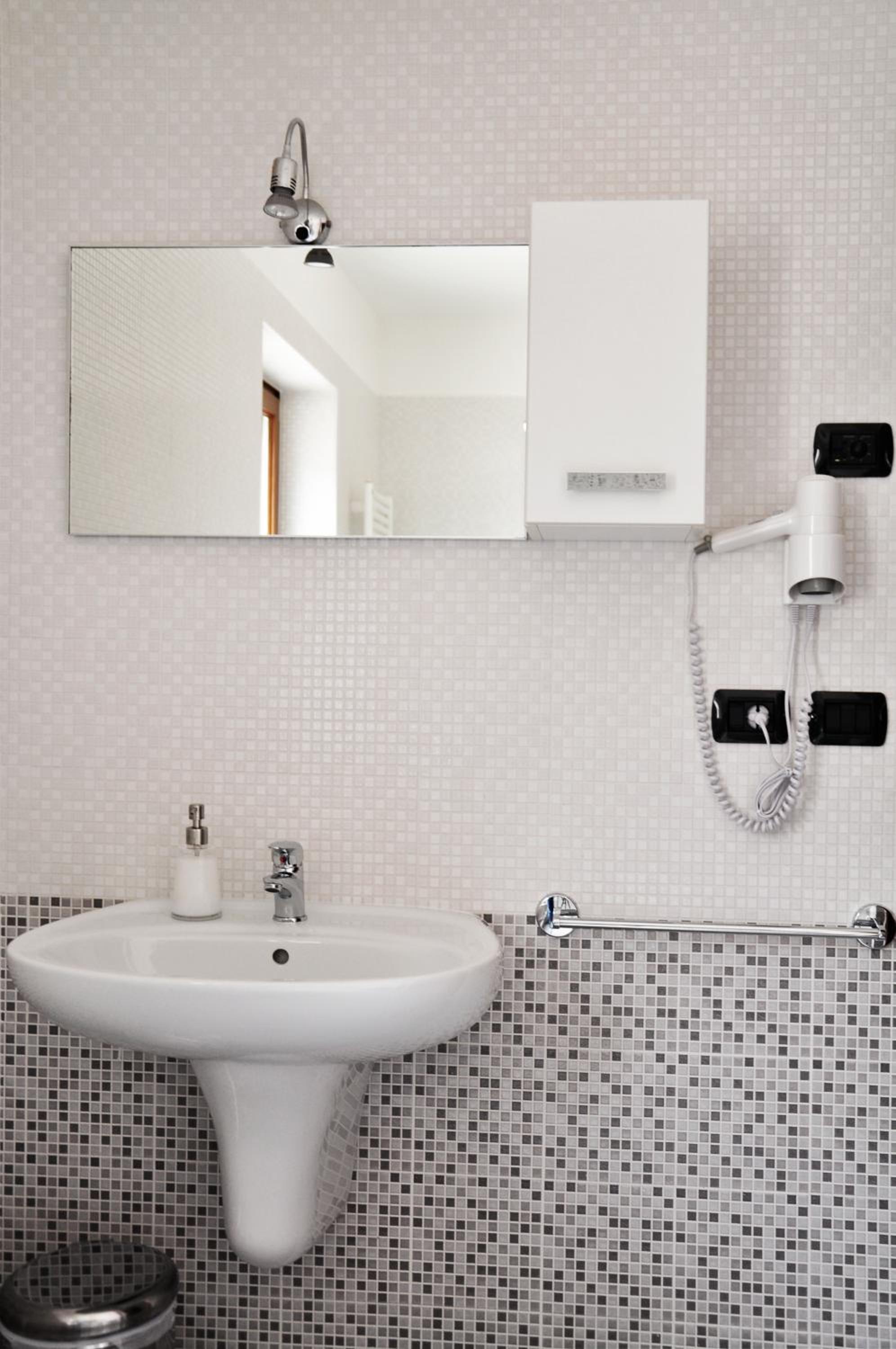 Family Room with Private Bathroom photo 2