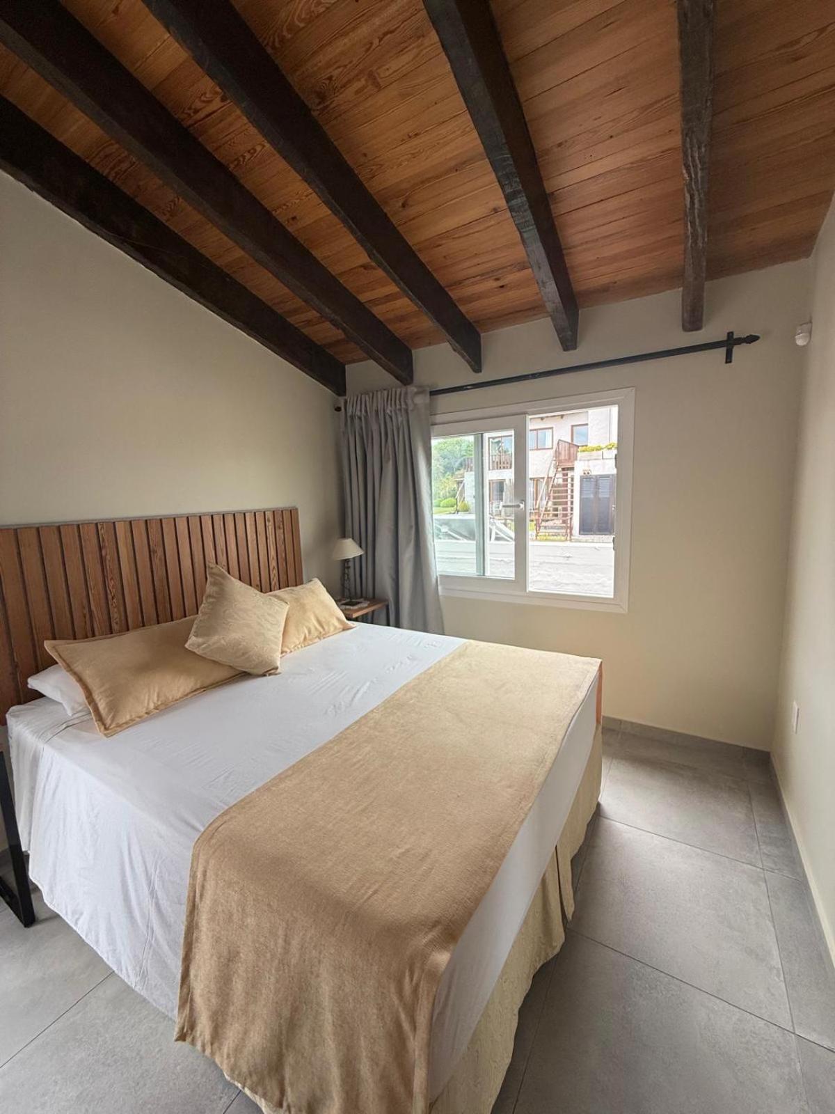 One-Bedroom Apartment with Sea View and Balcony photo 2