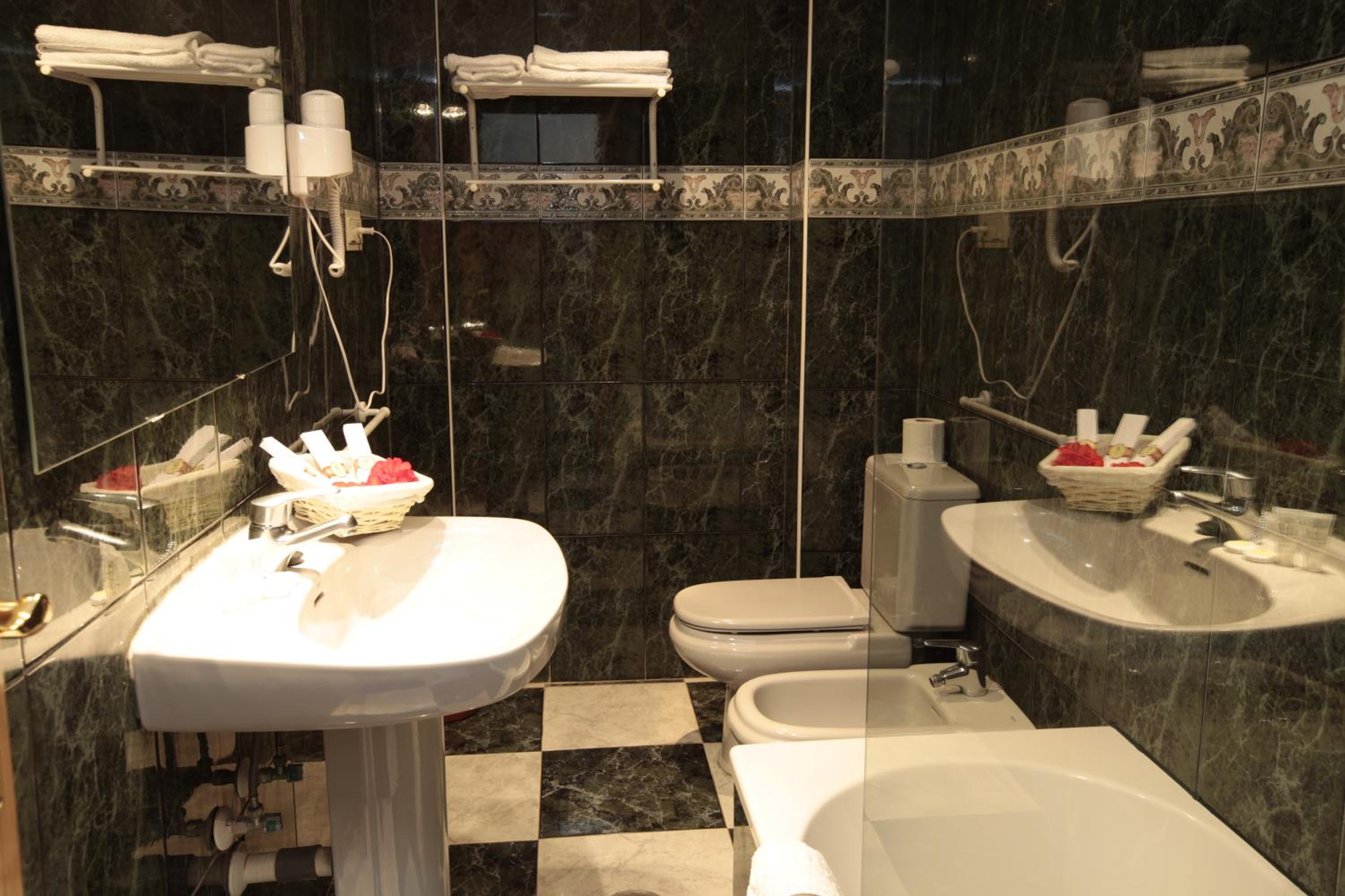 Double or Twin Room photo 3