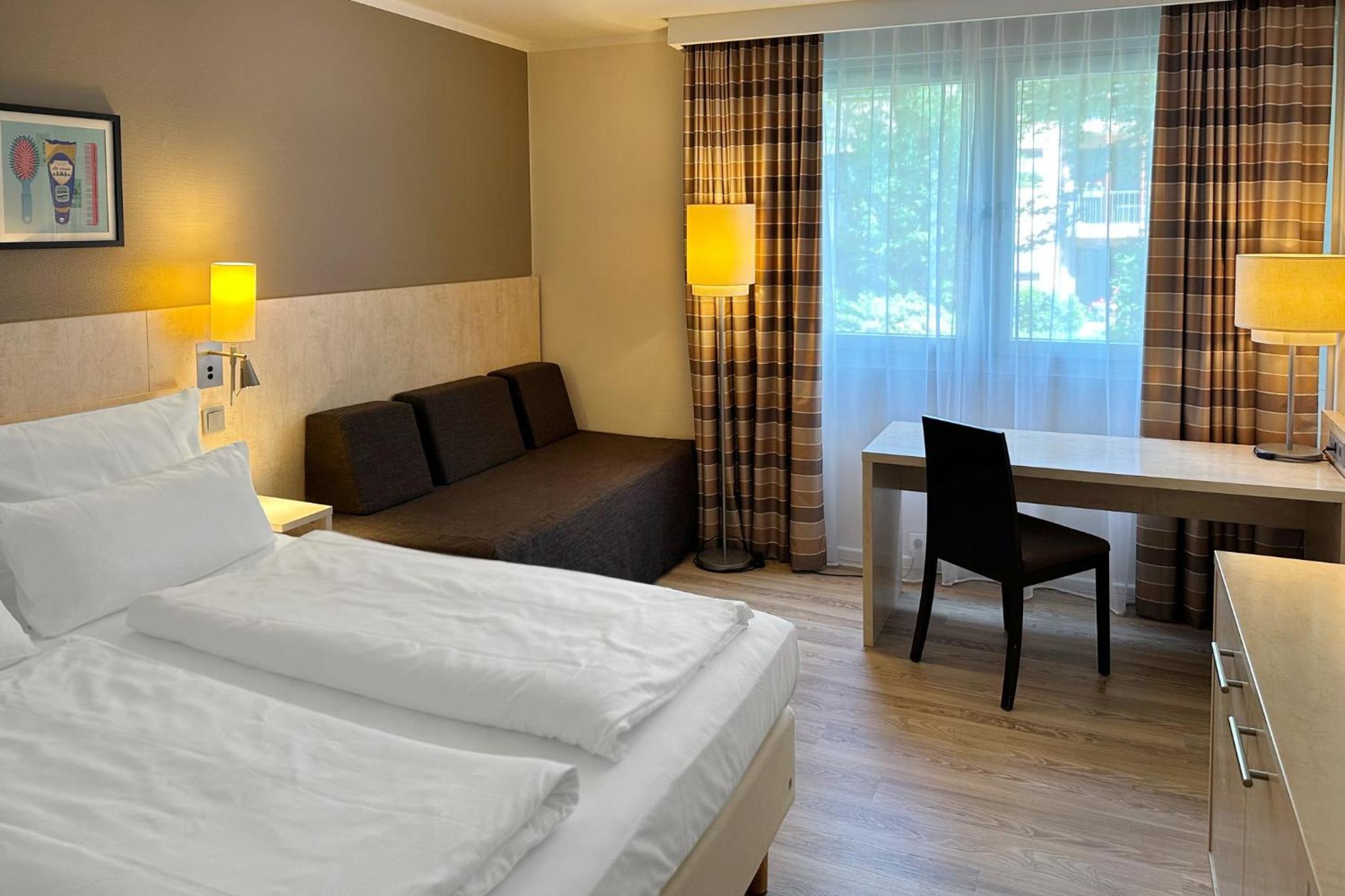 Standard Queen Room with Single Sofa Bed - Photo 4