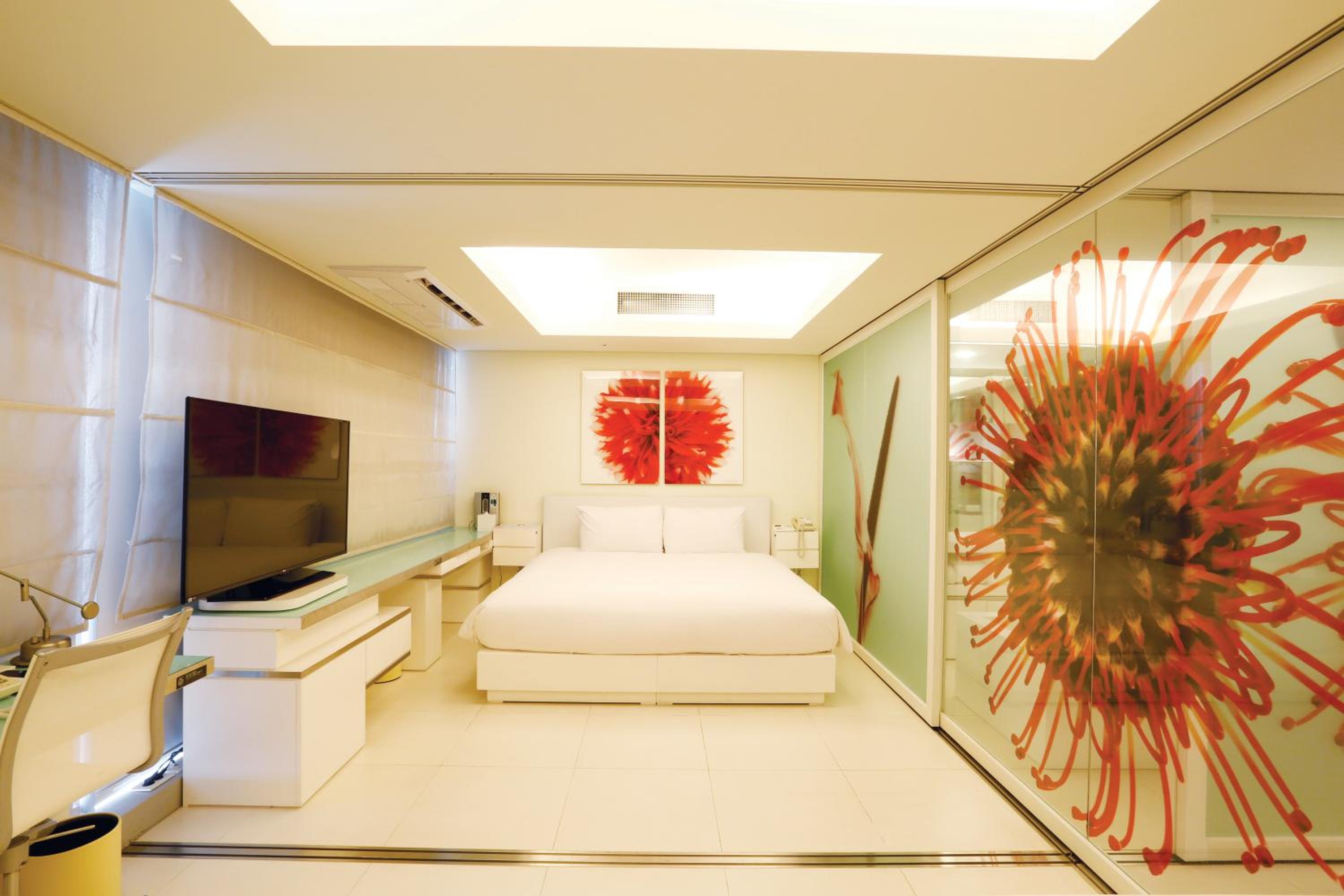 Residential Suite Room - Photo 5