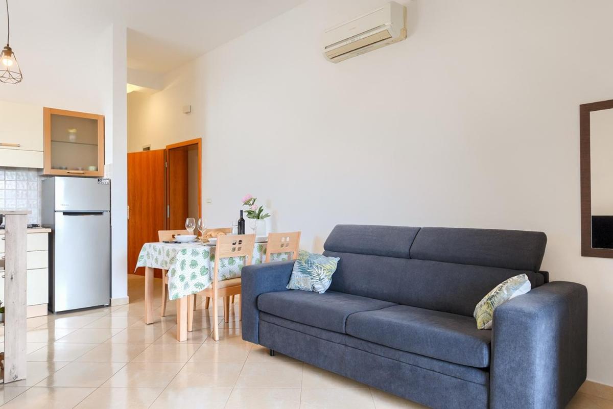 Classic One-Bedroom Apartment photo 1