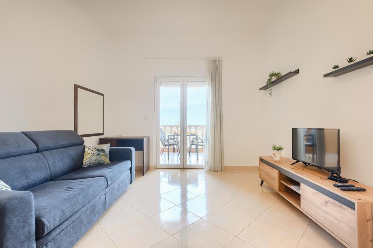 Classic One-Bedroom Apartment photo 2