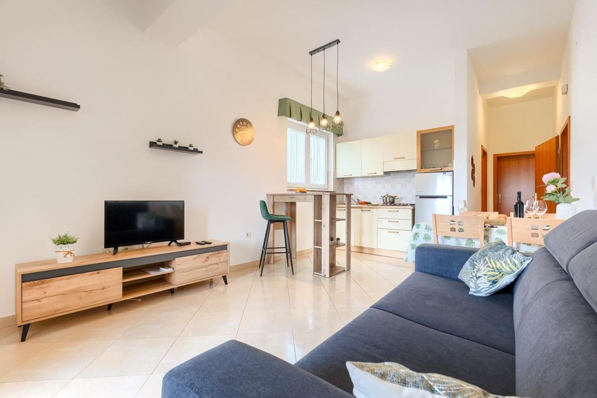 Classic One-Bedroom Apartment photo 3