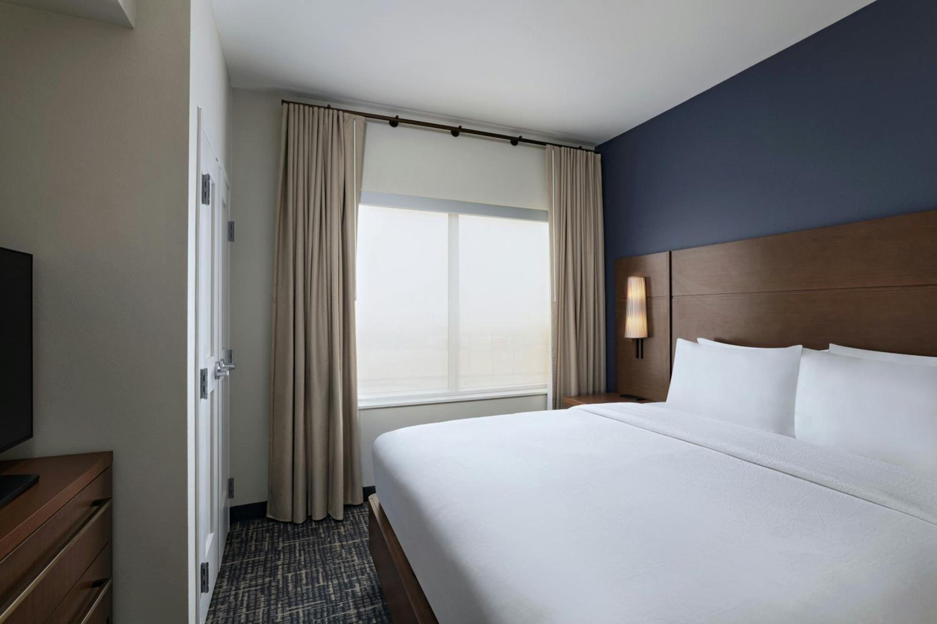 One-Bedroom King Suite with Sofa Bed  photo 1