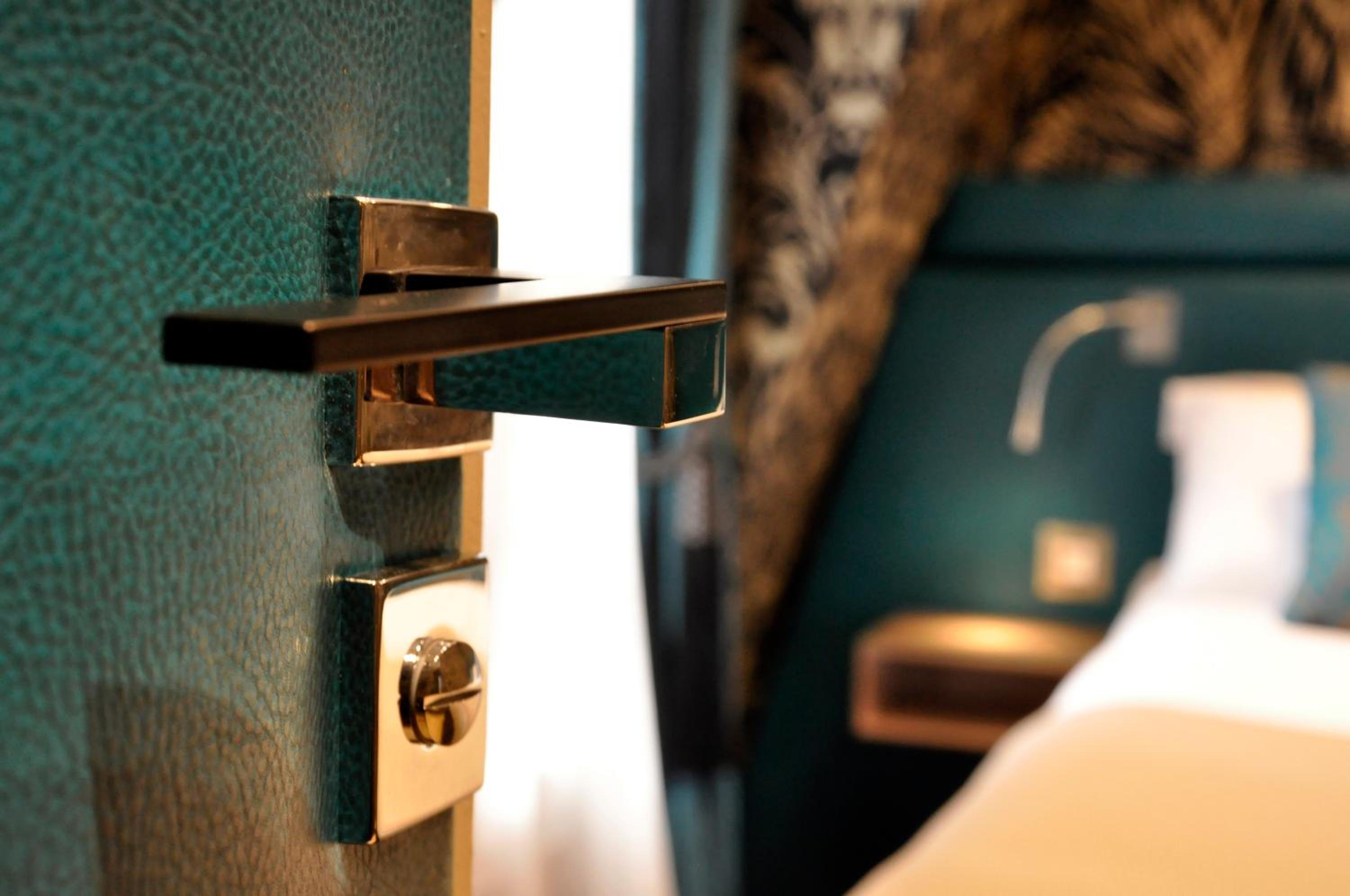 King Suite - Non-Smoking photo 2
