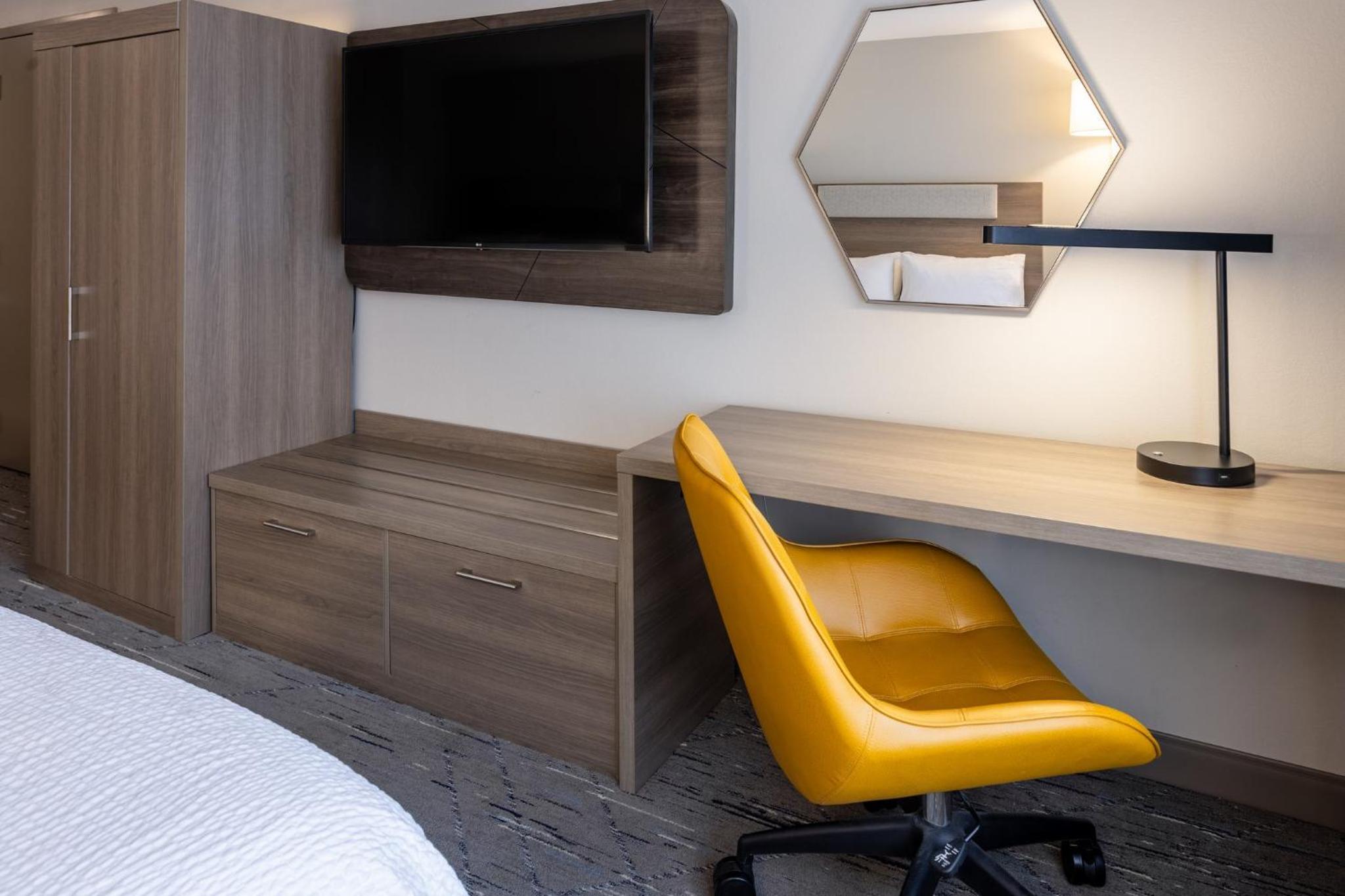 Queen Suite with Two Queen Beds and Sofa Bed - Photo 5