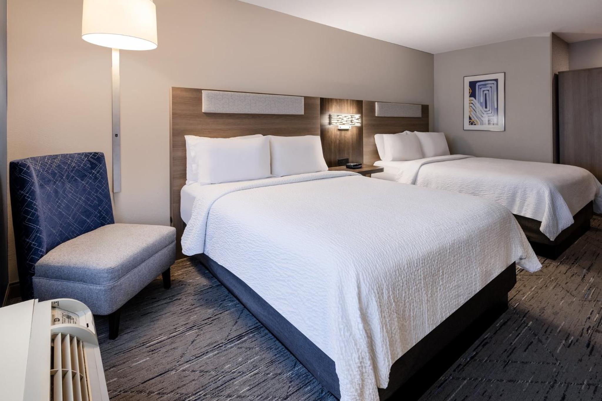Standard Room with Two Queen Beds - Photo 4