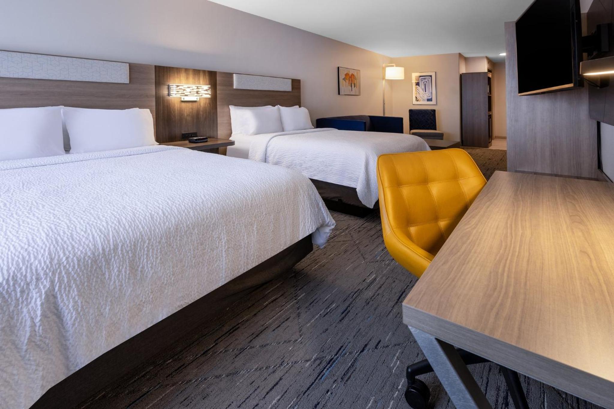 Queen Suite with Two Queen Beds and Sofa Bed - Photo 2