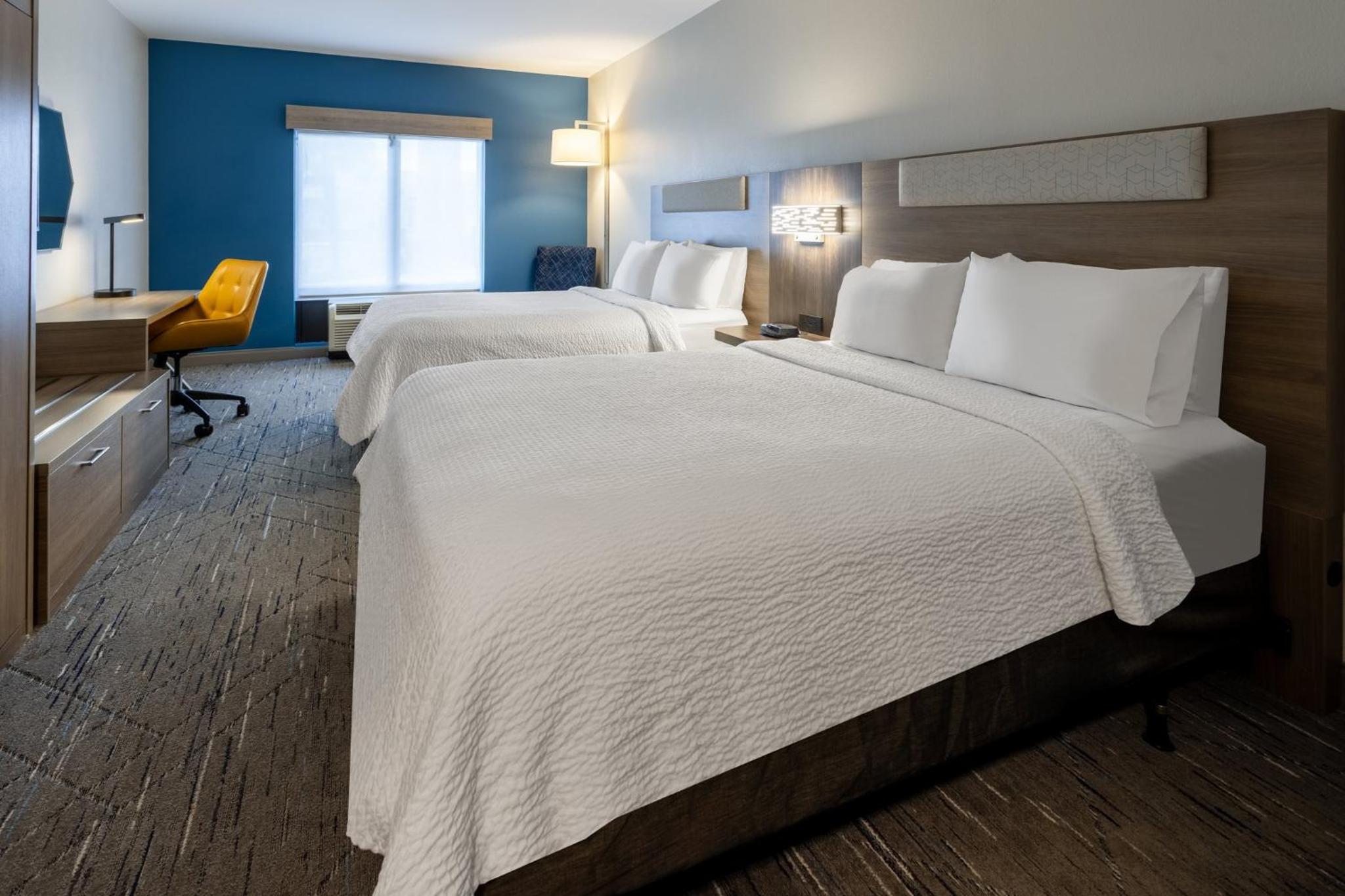 Standard Room with Two Queen Beds - Photo 5