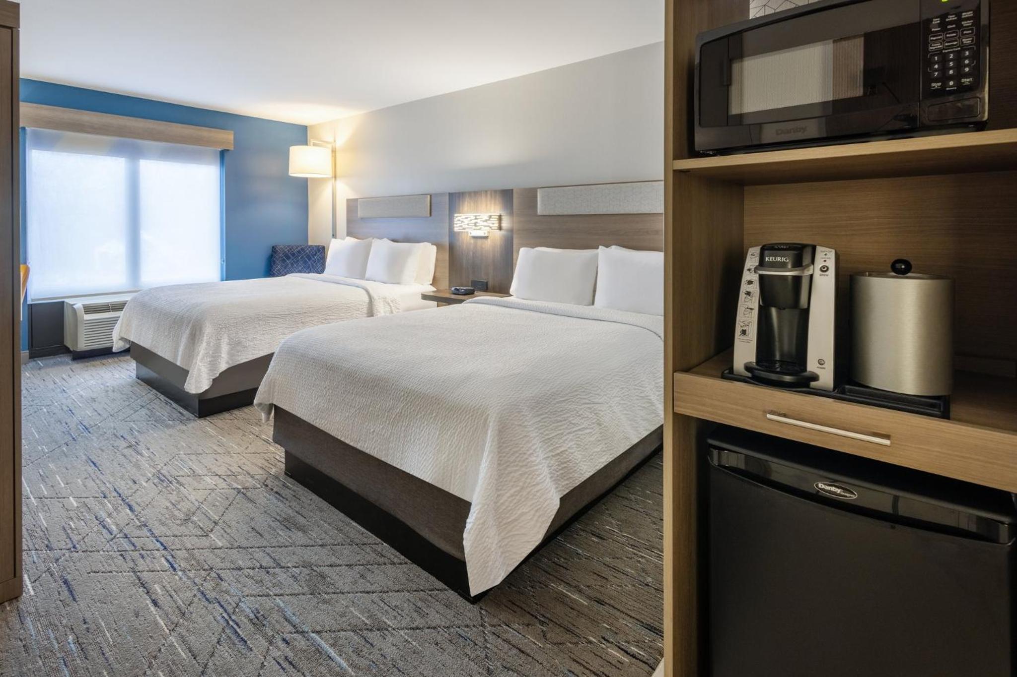 Standard Room with Two Queen Beds - Photo 1