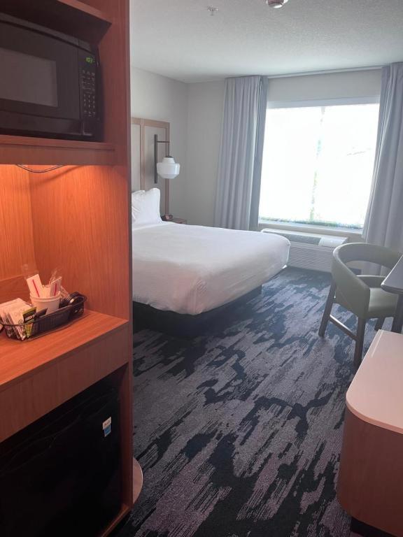 King Room with Roll-in Shower - Mobility and Hearing Accessible