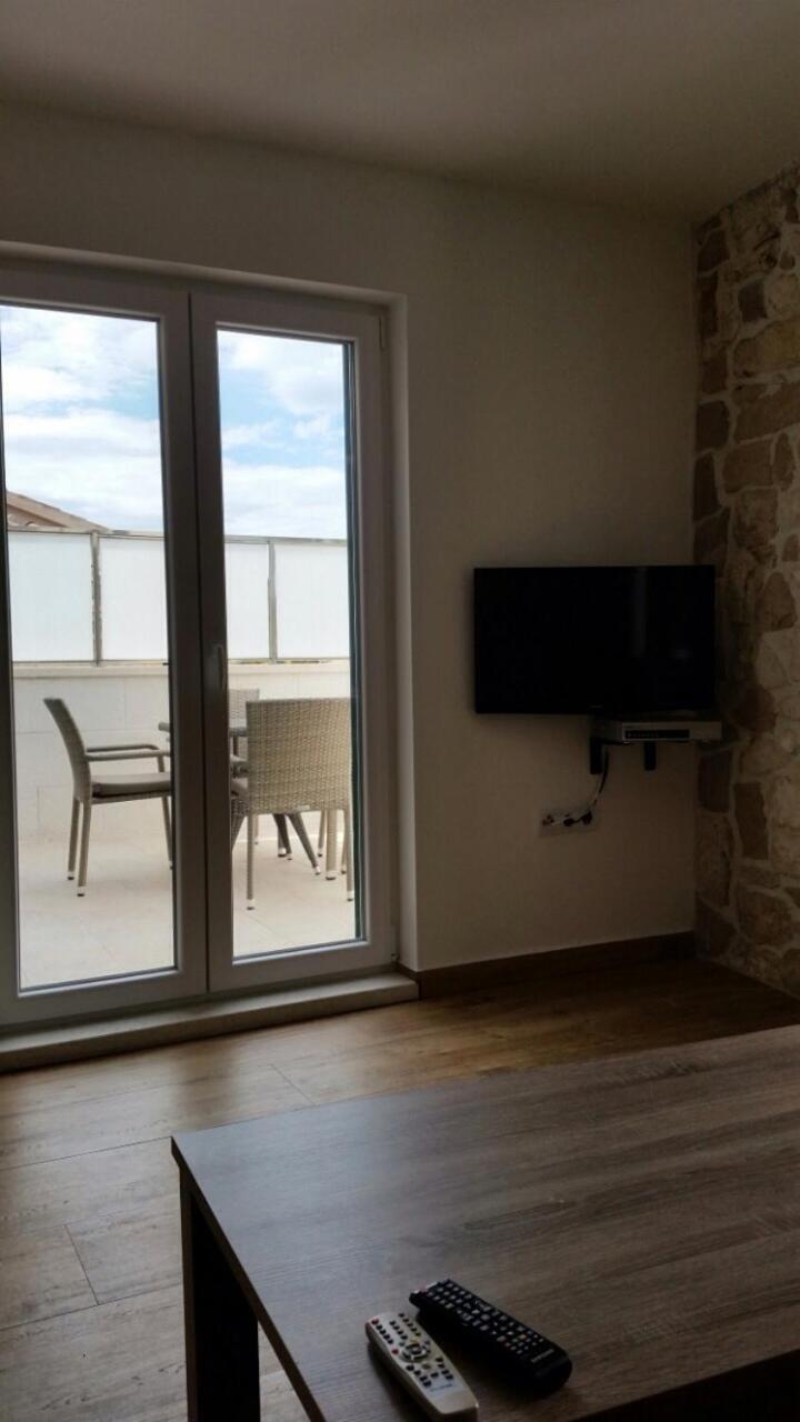 Apartment with Terrace - Photo 10