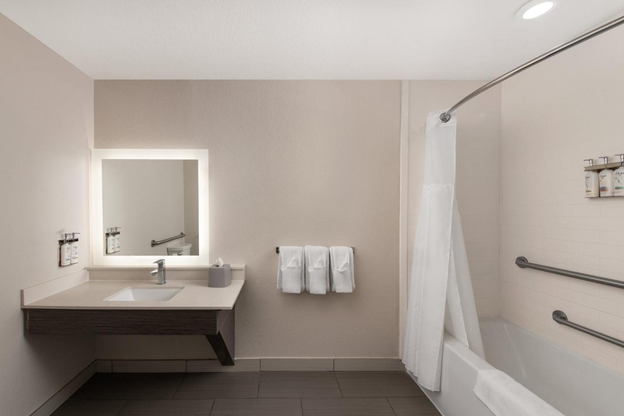 Queen Suite with Two Queen Beds Hearing Accessible Bathtub - Non-Smoking