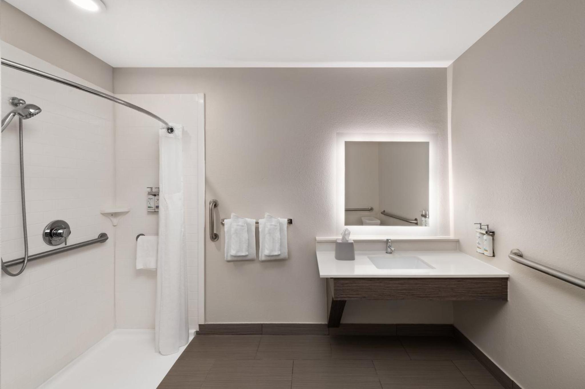 King Room - Hearing Accessible - Roll-in Shower