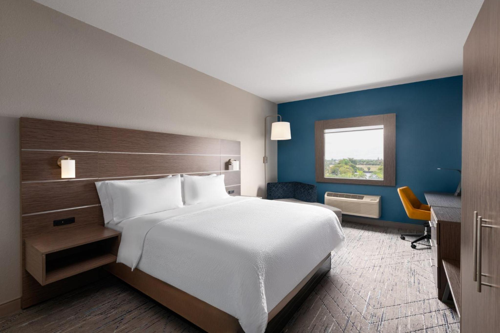 Standard King Room - Communications Accessible