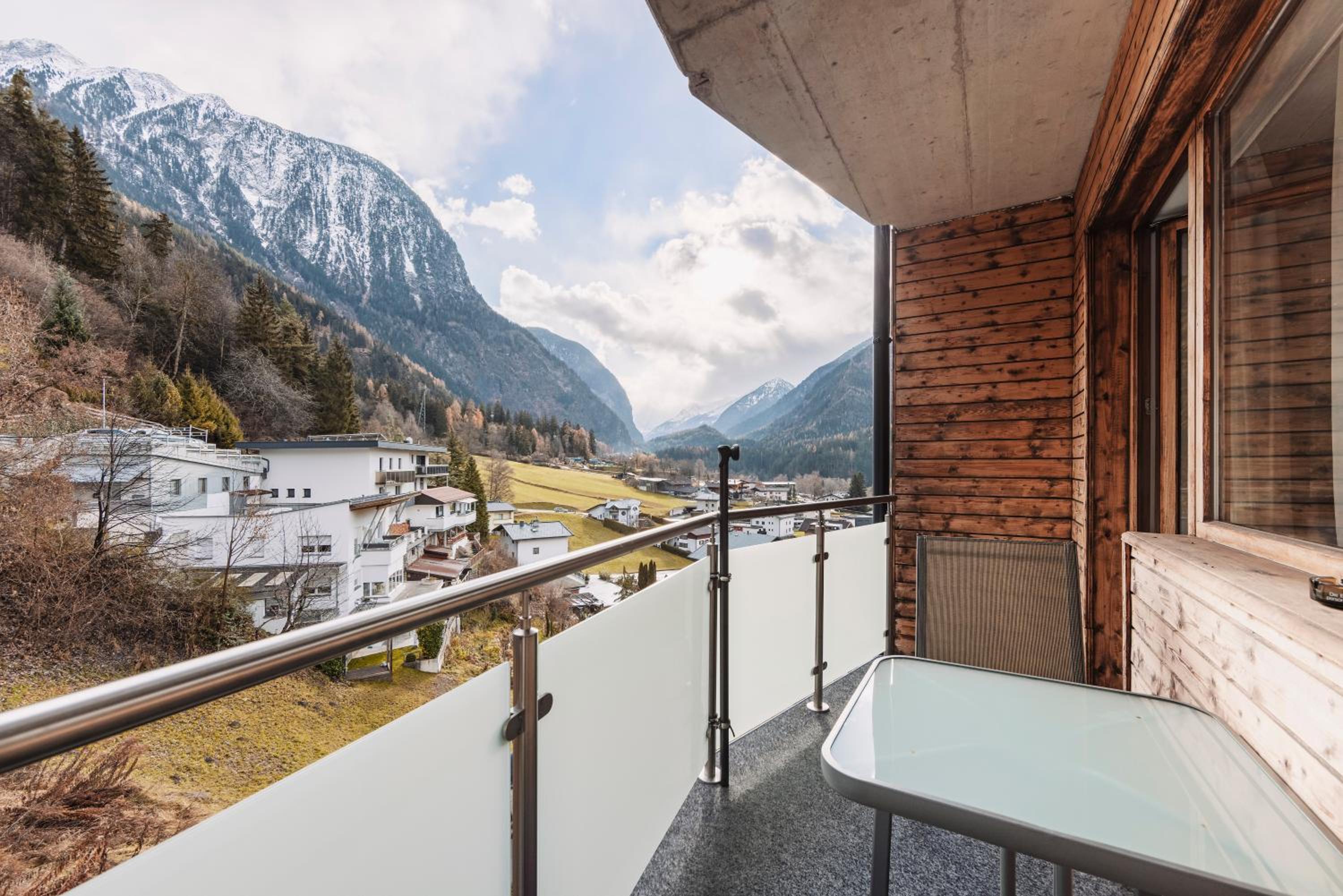 One-Bedroom Apartment with Balcony and Mountain View   photo 2
