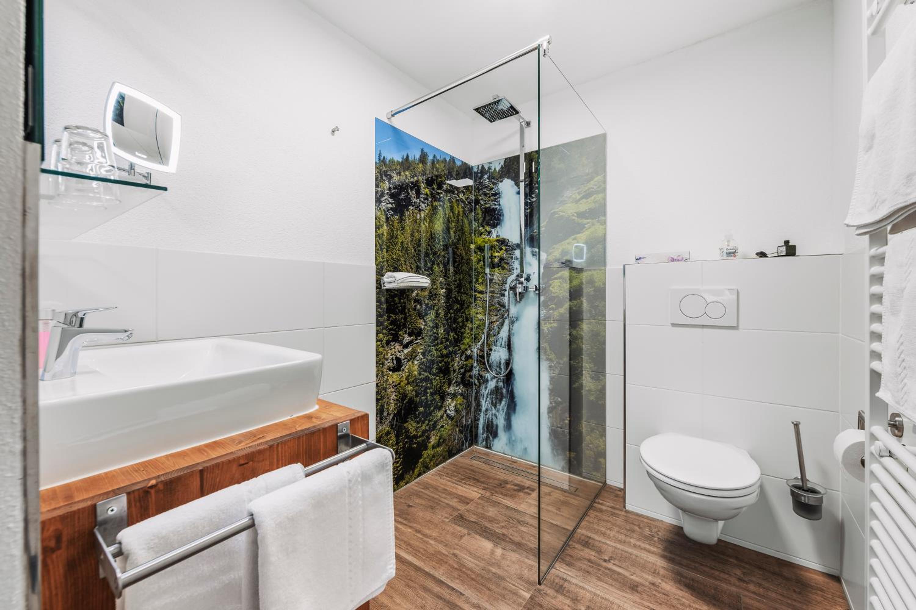 One-Bedroom Apartment with Balcony and Mountain View   photo 3