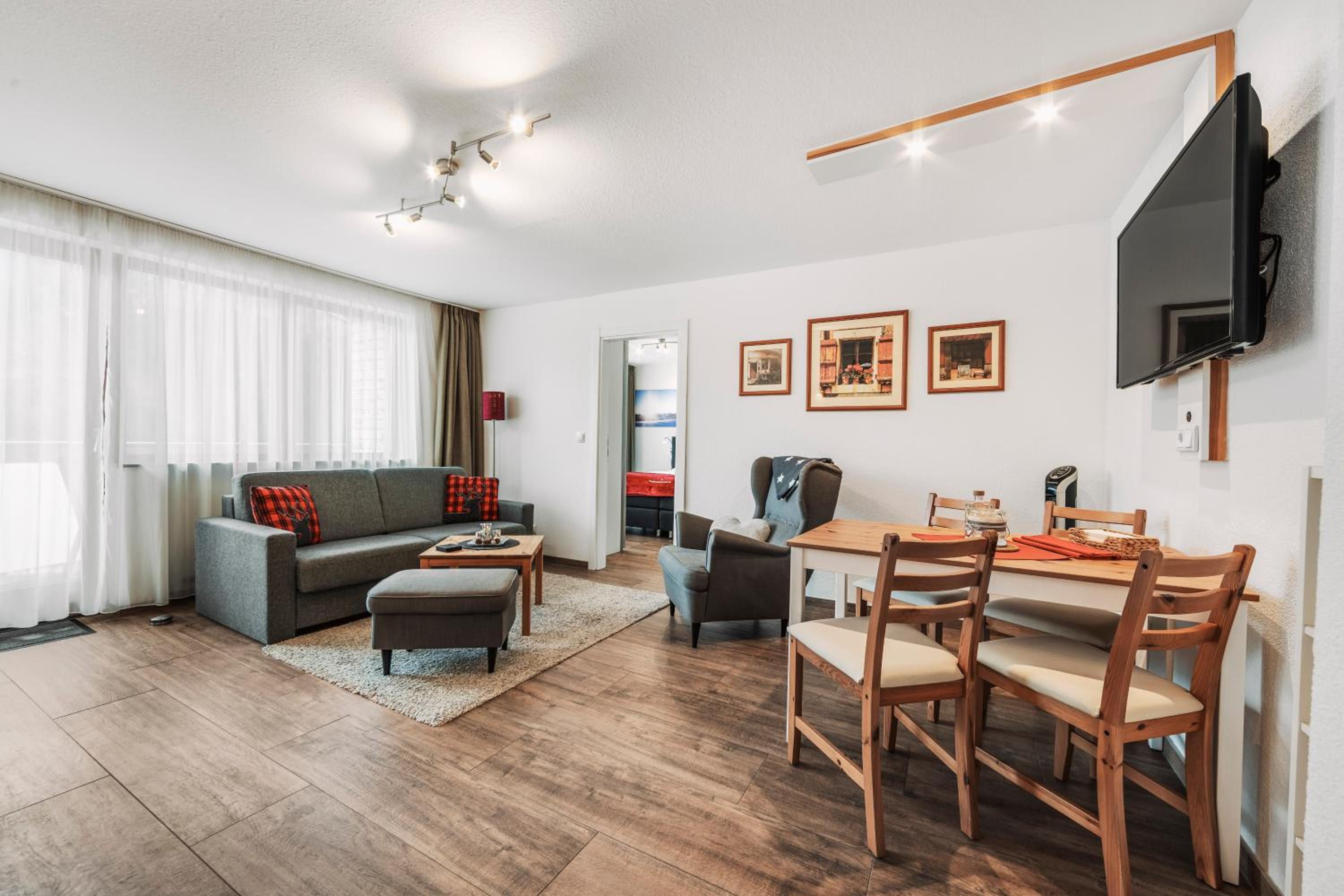 One-Bedroom Apartment with Balcony and Mountain View   photo 3