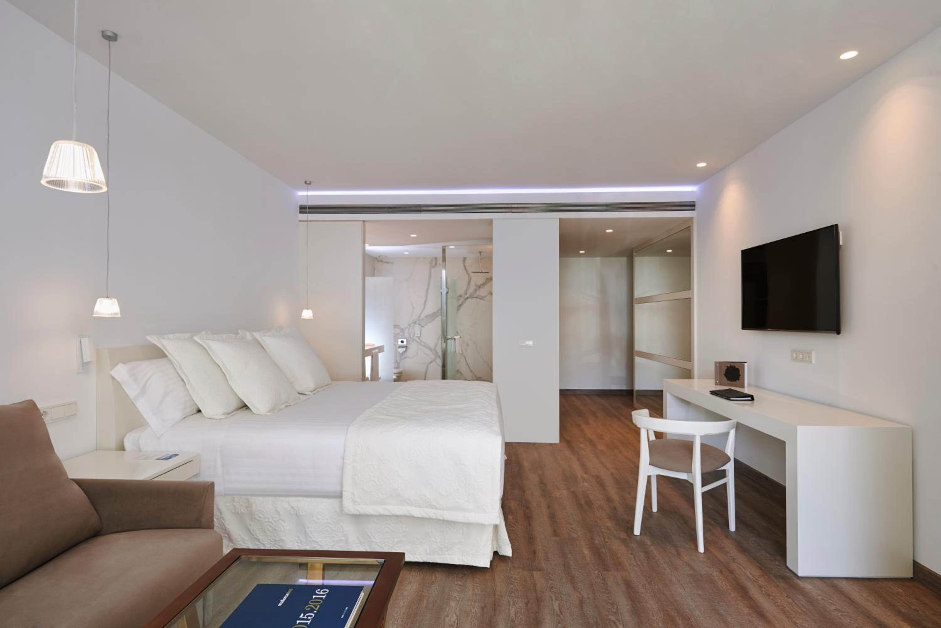 Premium Room - Photo 8