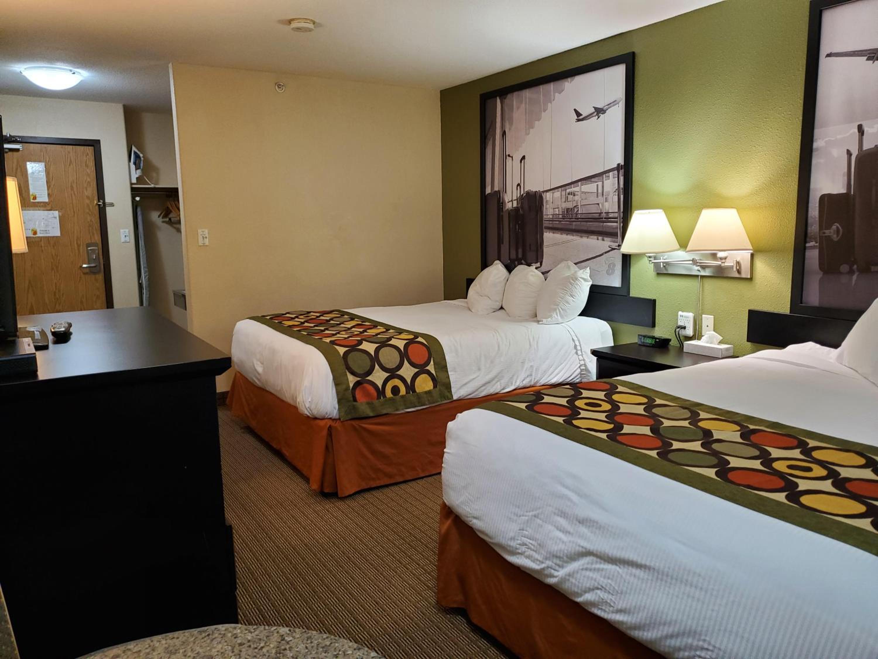Queen Room with Two Queen Beds - Pet Friendly/Non-Smoking - Photo 4