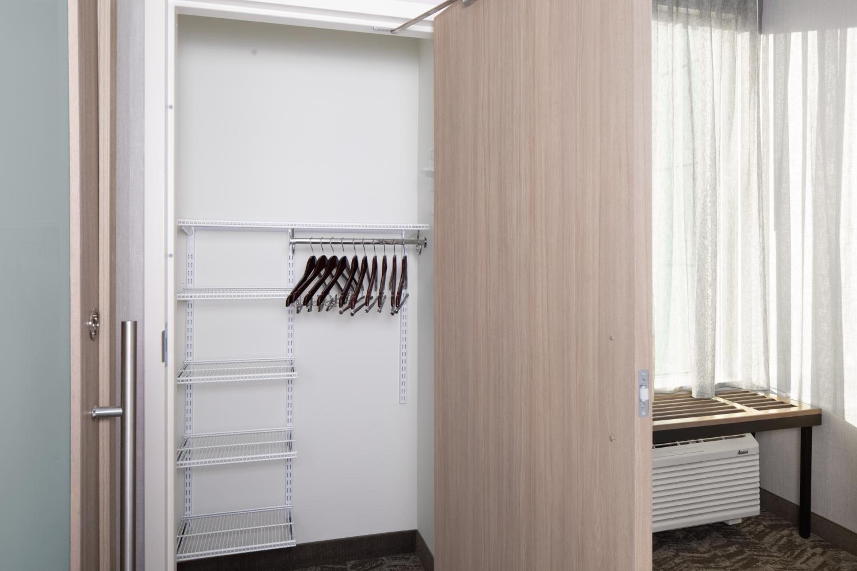 Queen Suite with Tub - Mobility Accessible