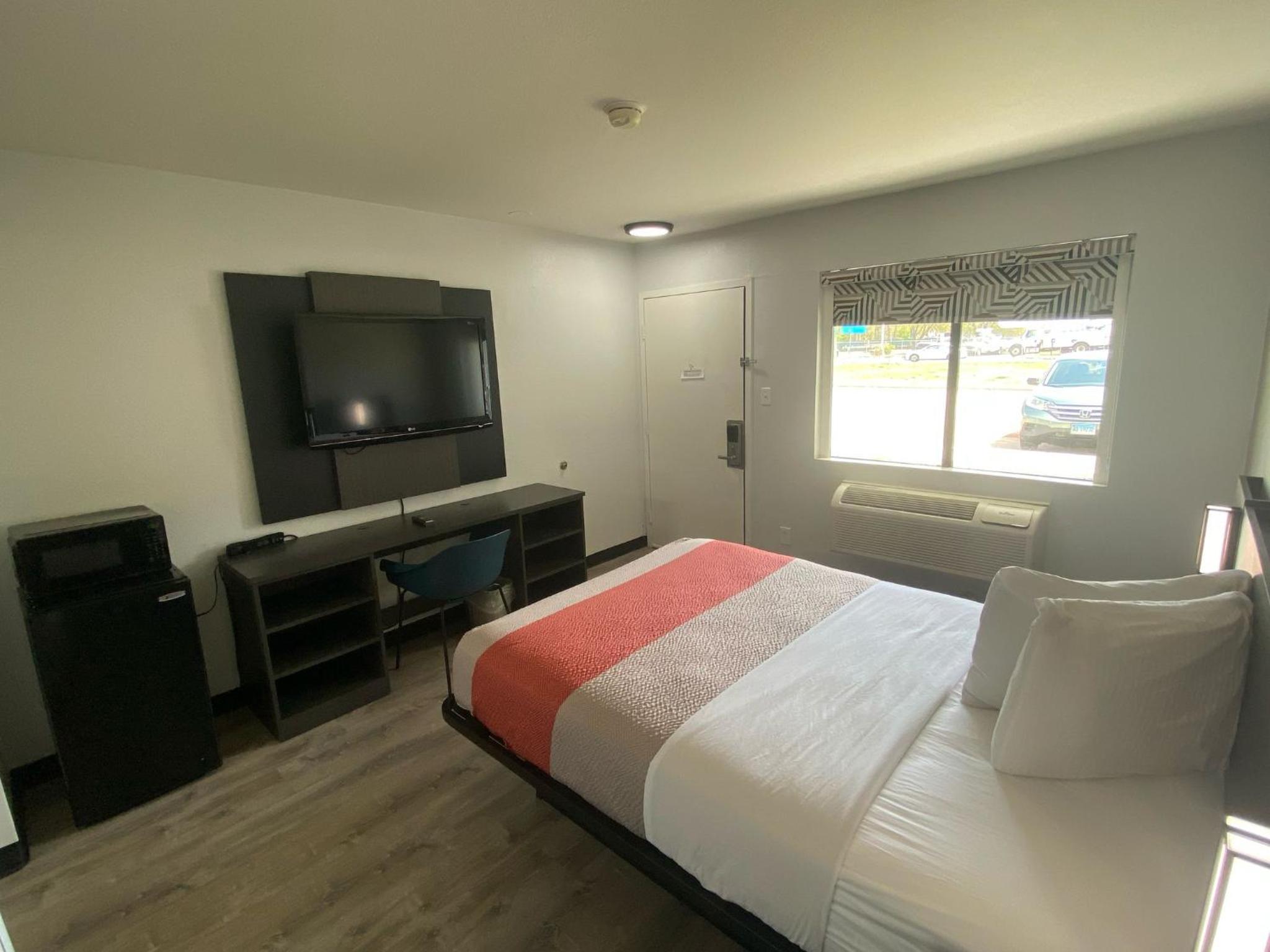 Queen Room - Disability Access photo 2