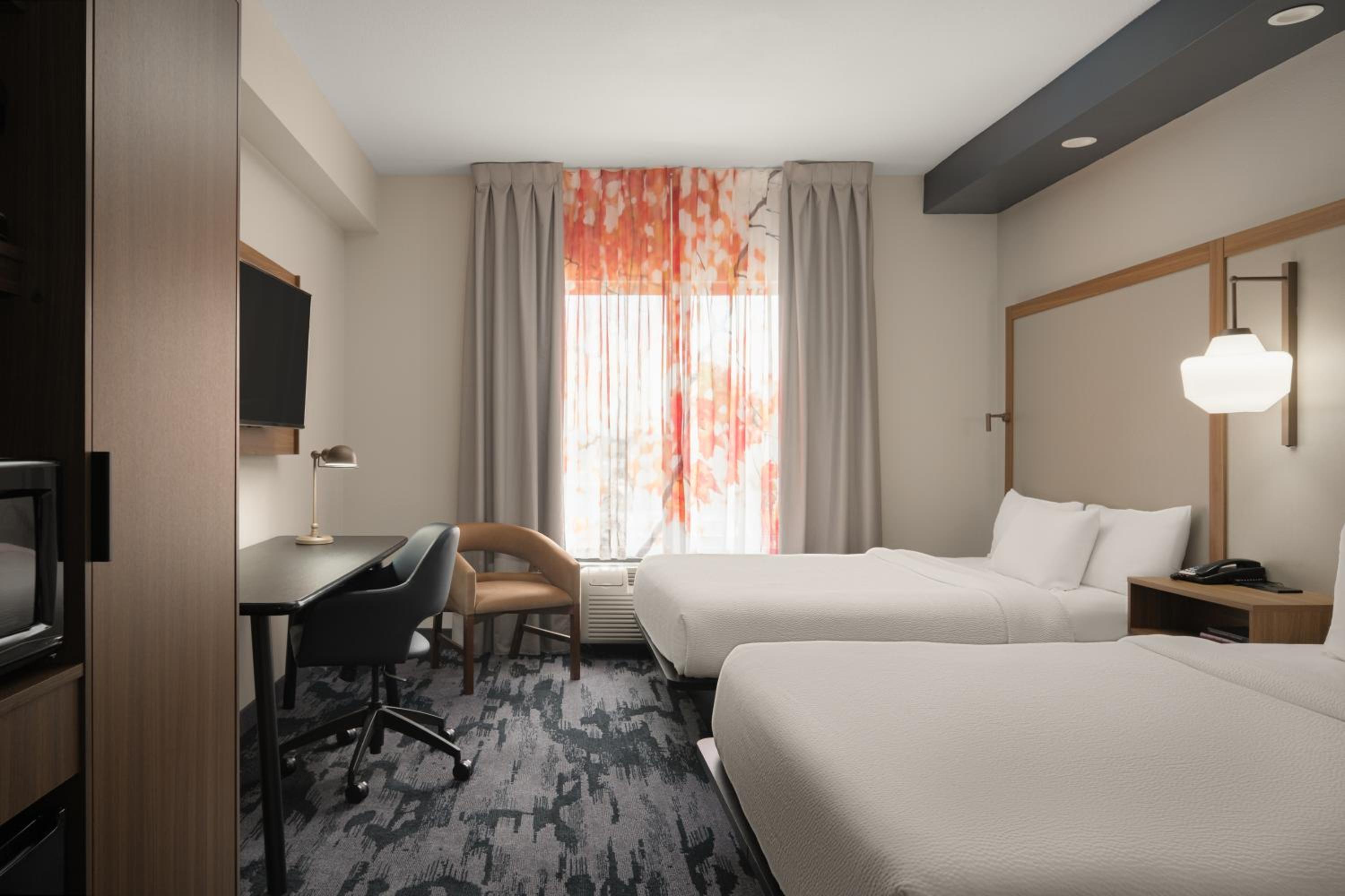 One-Bedroom Studio Suite with Two Queen Beds - Photo 2