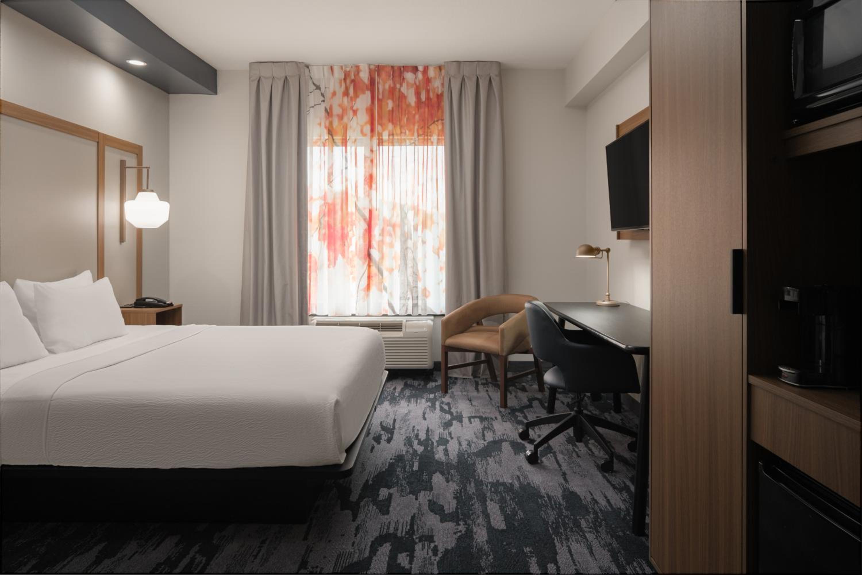 One-Bedroom Studio Suite with Two Queen Beds - Photo 13