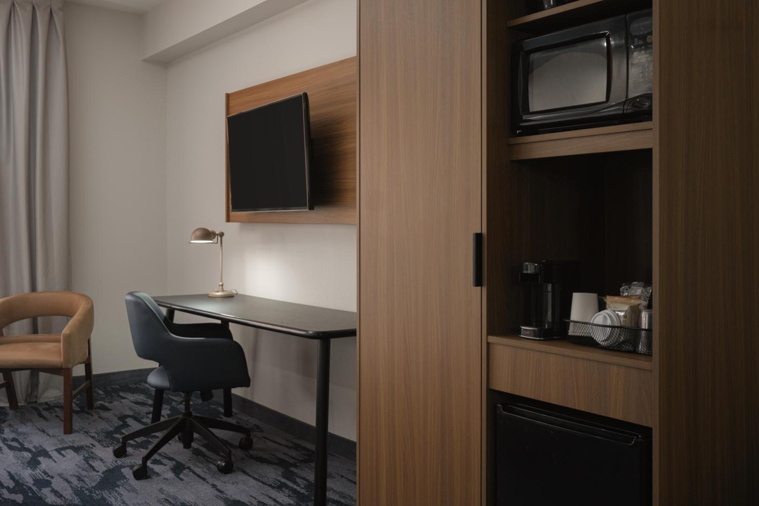 One-Bedroom Studio Suite with Two Queen Beds - Photo 5