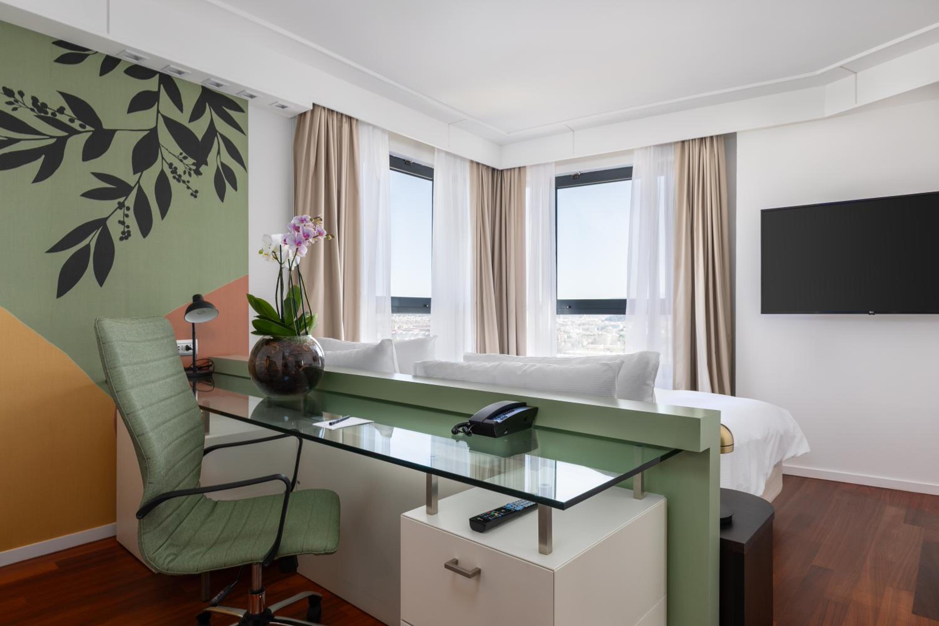 Deluxe Corner King Room