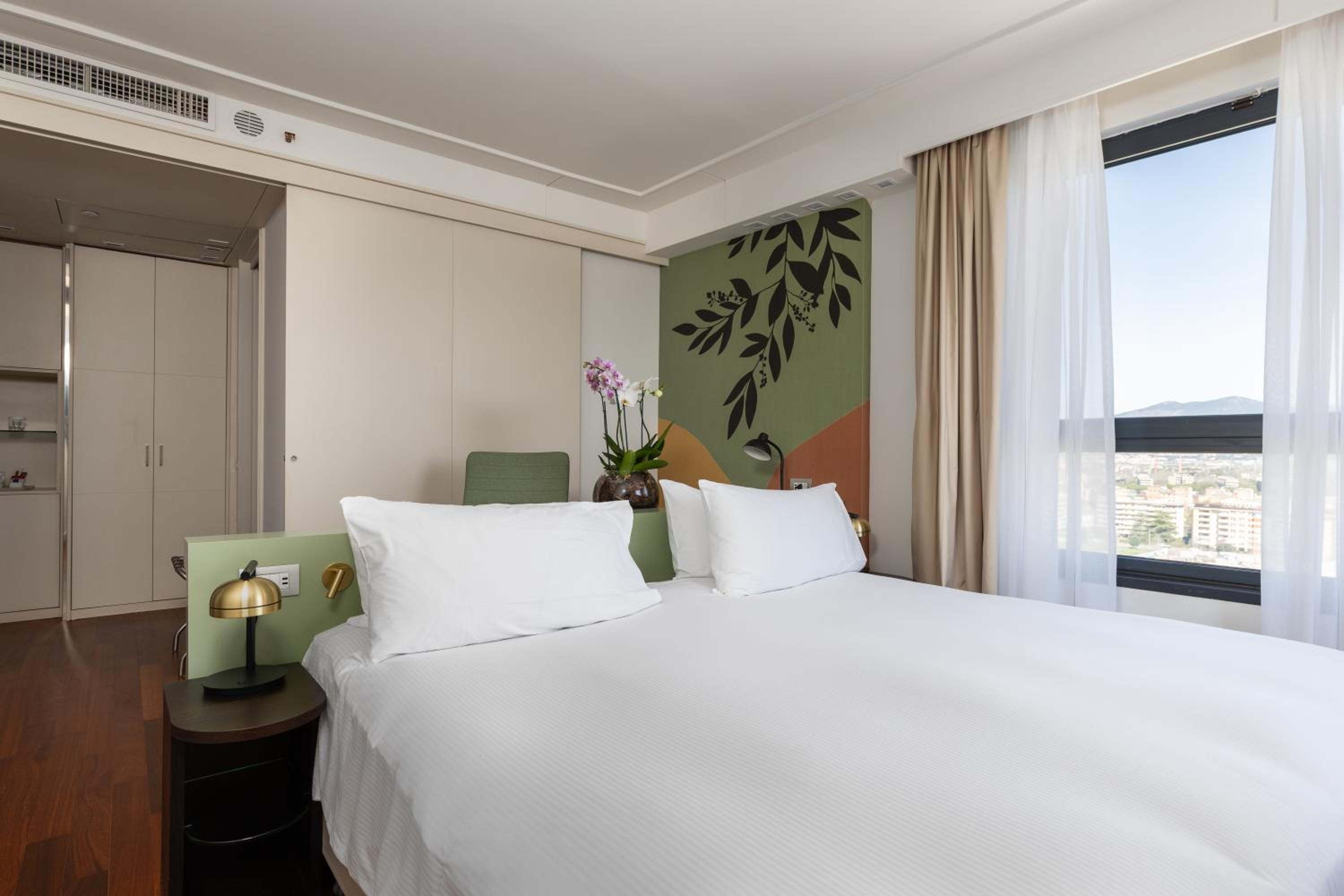 Deluxe Corner King Room