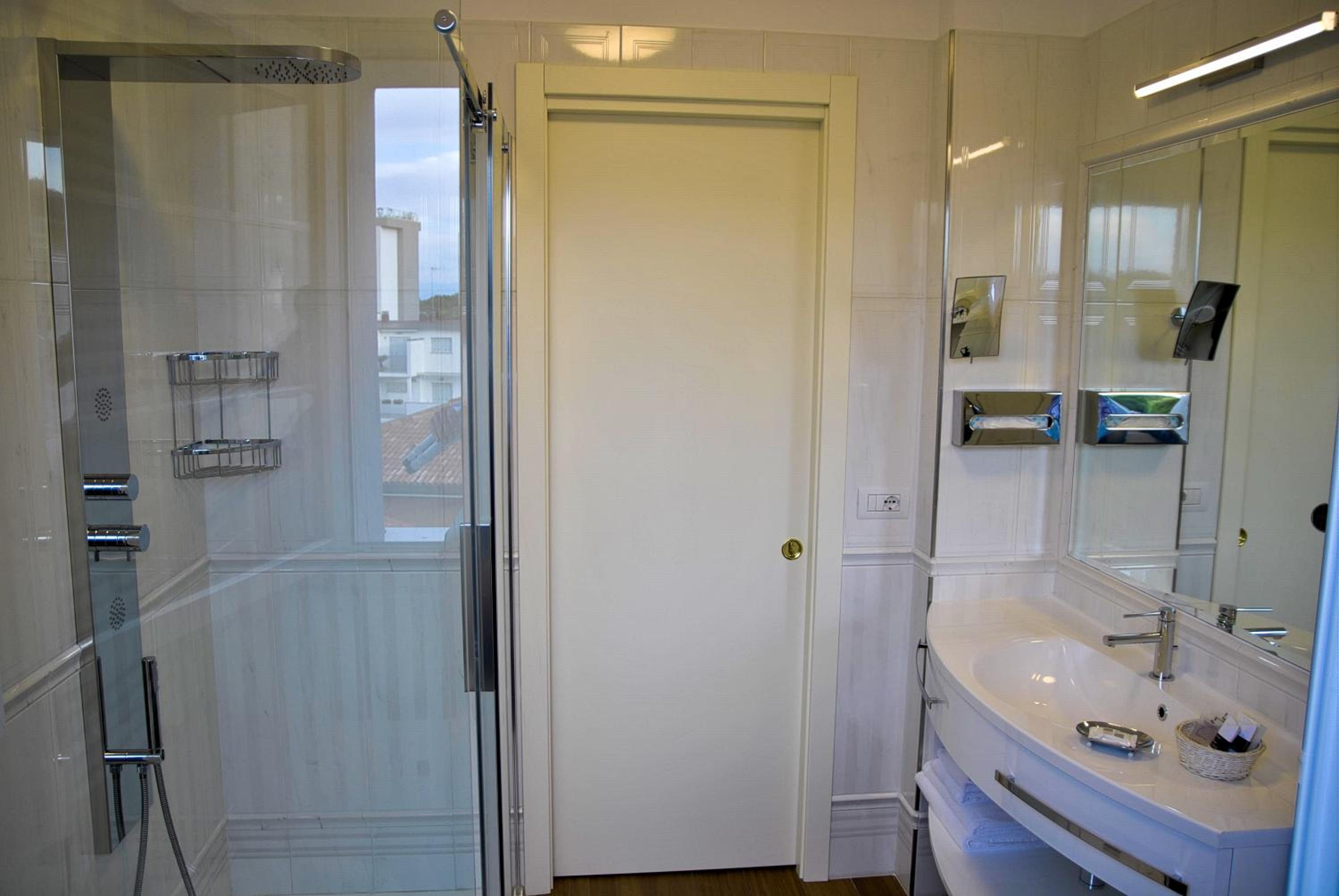 Deluxe Double Room with Balcony photo 2
