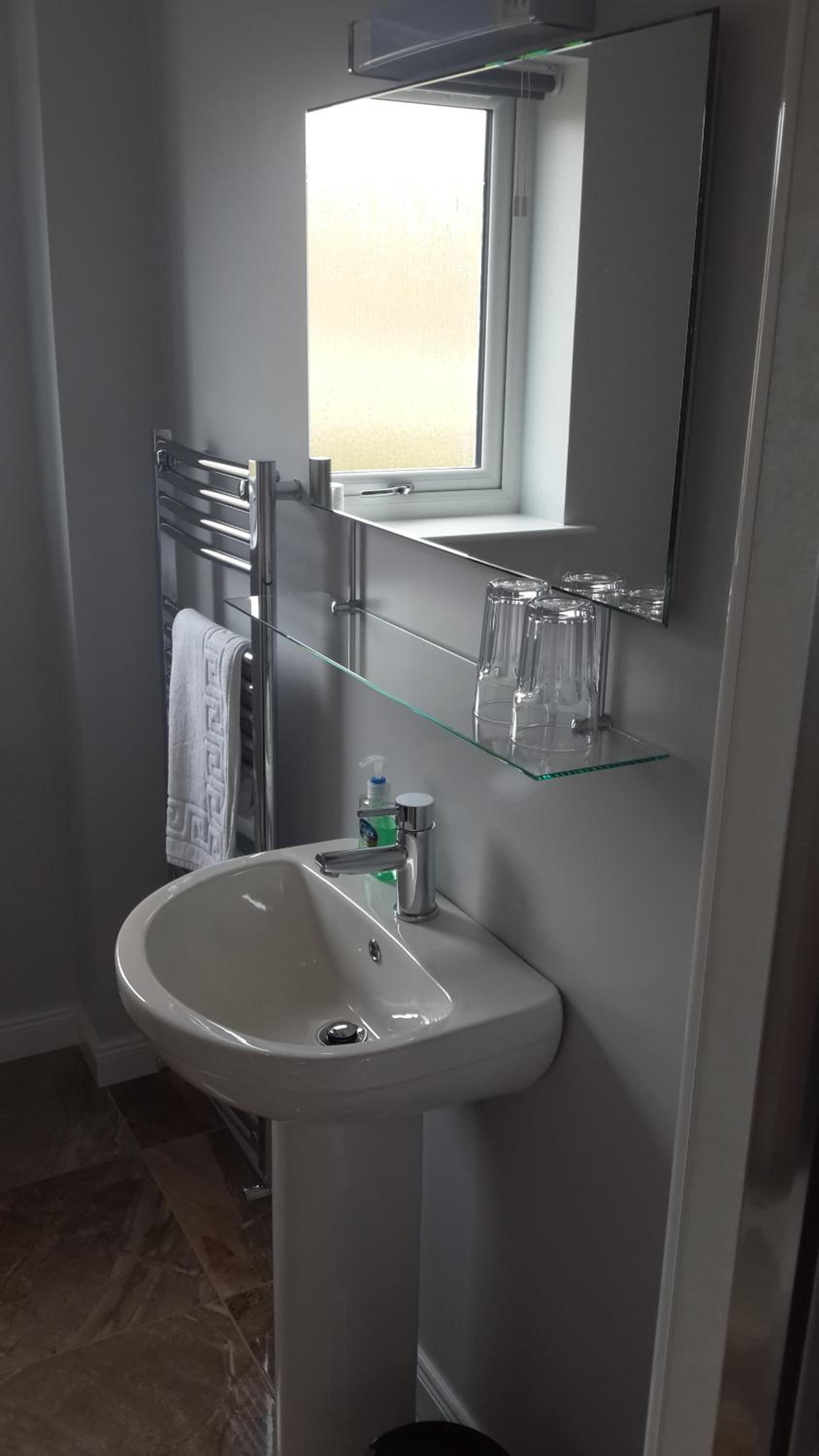 Twin Room with Private Bathroom photo 2