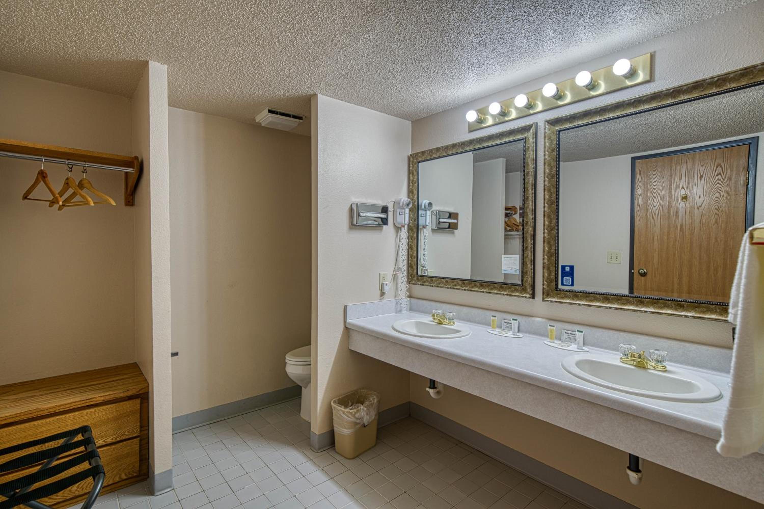 King Suite - Non-Smoking - Photo 8