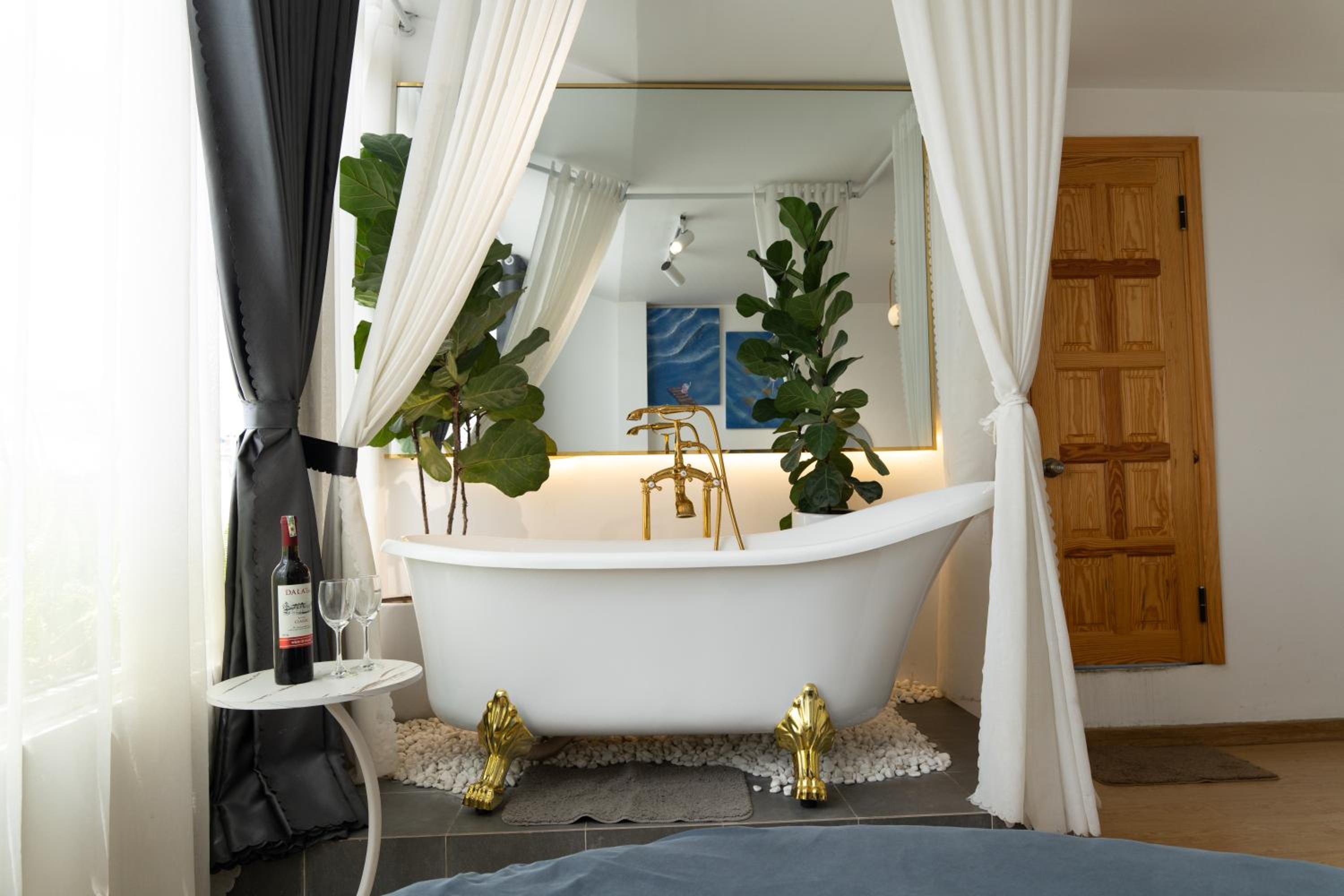 King Suite with Spa Bath photo 2