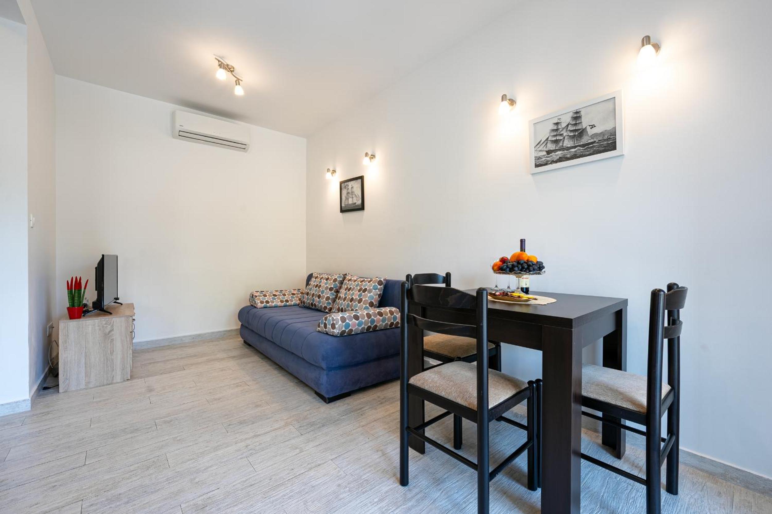 One-Bedroom Apartment with Sea View and Balcony photo 2