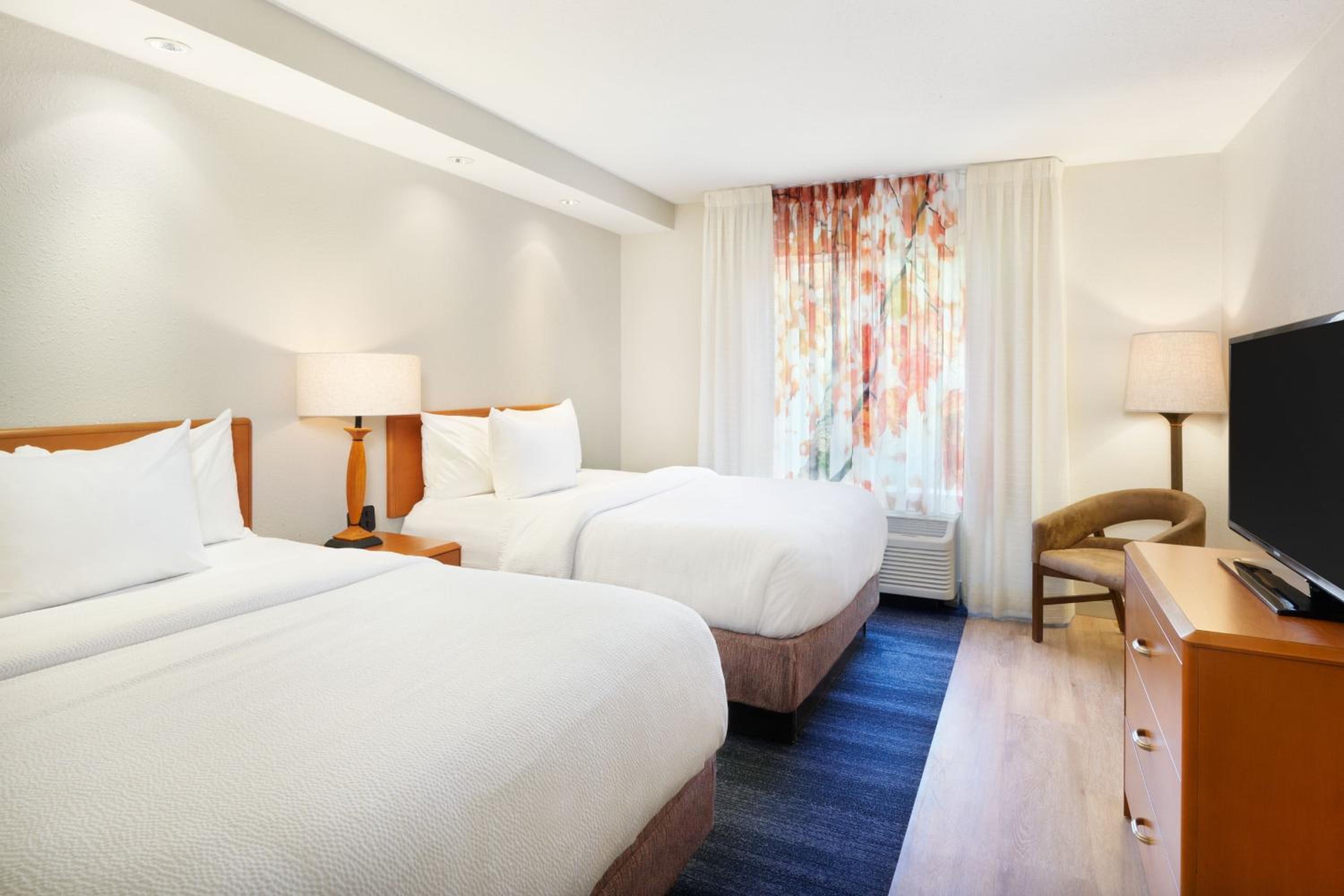 One-Bedroom Queen Suite with Sofa Bed and Adapted Tub - Mobility and Hearing Accessible
