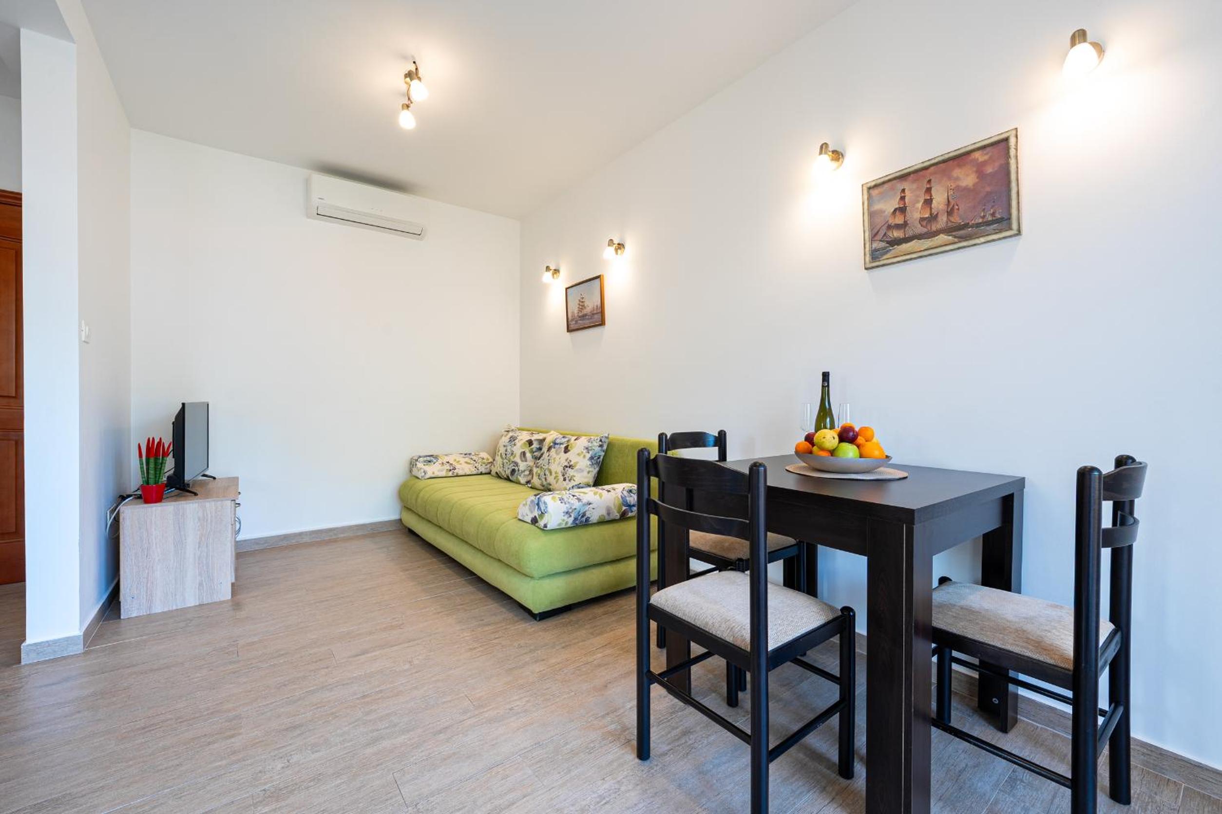 One-Bedroom Apartment with Sea View and Balcony photo 3