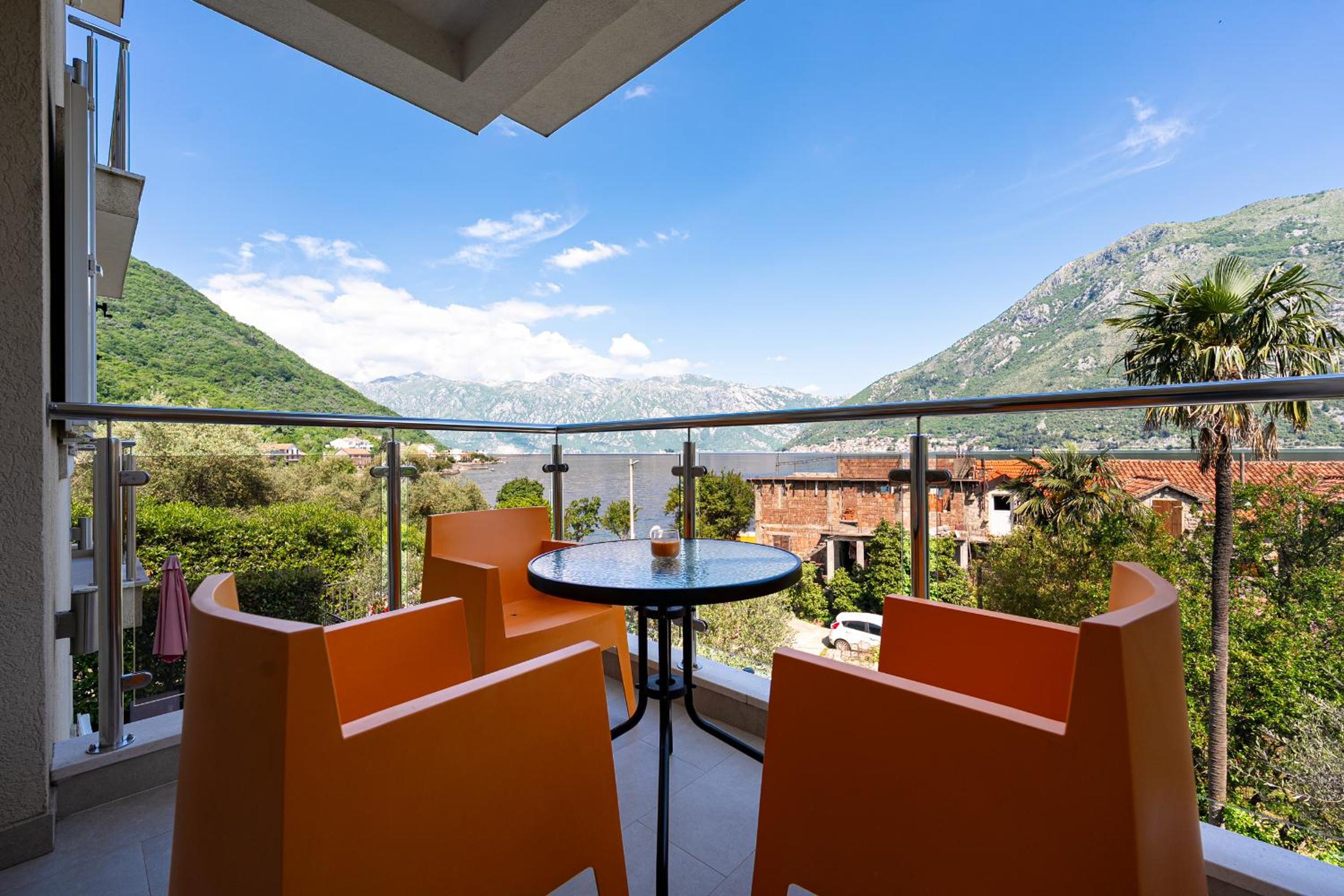 One-Bedroom Apartment with Sea View and Balcony photo 2