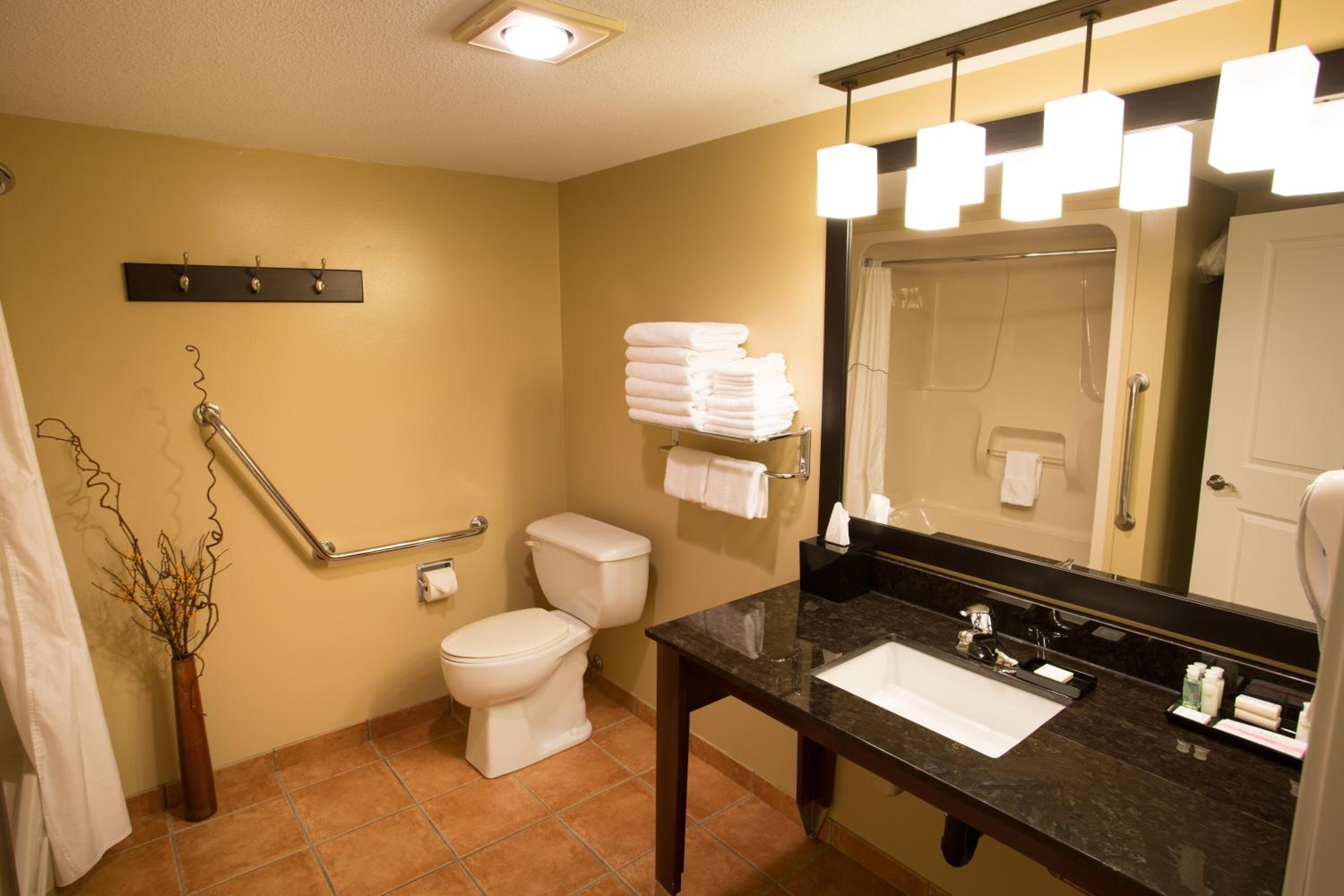 Queen Room with Two Queen Beds - Pet Friendly/Non-Smoking photo 3