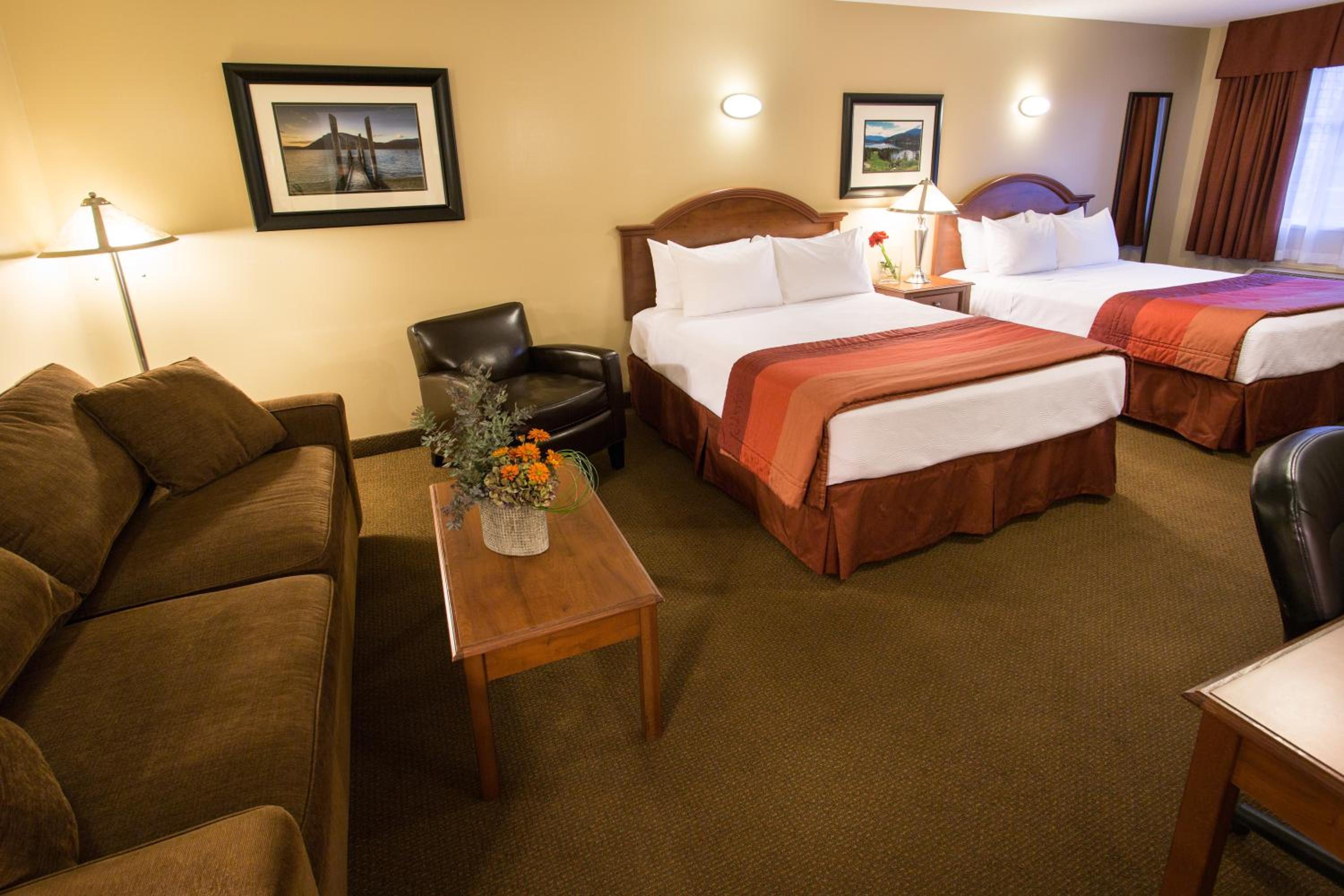 Queen Room with Two Queen Beds - Pet Friendly/Non-Smoking photo 2