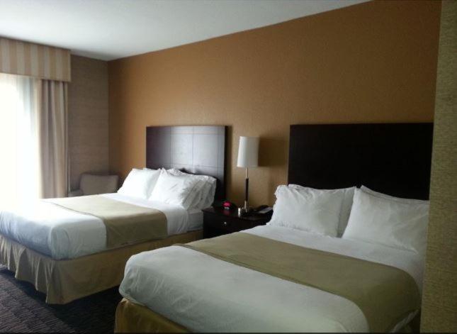 Queen Room with Two Queen Beds - Hearing Accessible/Non-Smoking - Photo 3