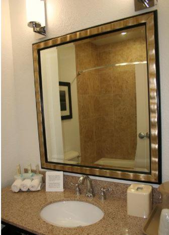 Queen Room with Two Queen Beds - Hearing Accessible/Non-Smoking - Photo 2