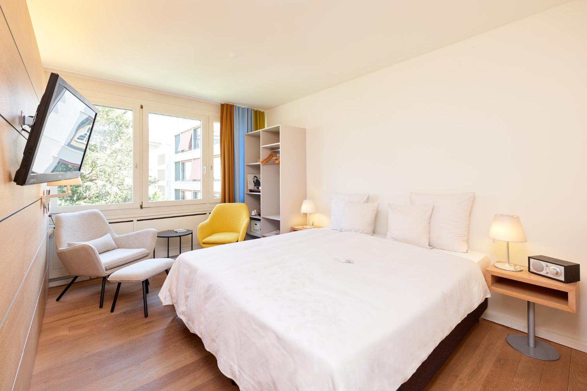 Queen Room with Garden View - Photo 6