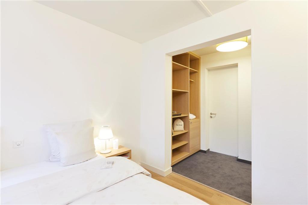 Queen Room with Garden View - Photo 8